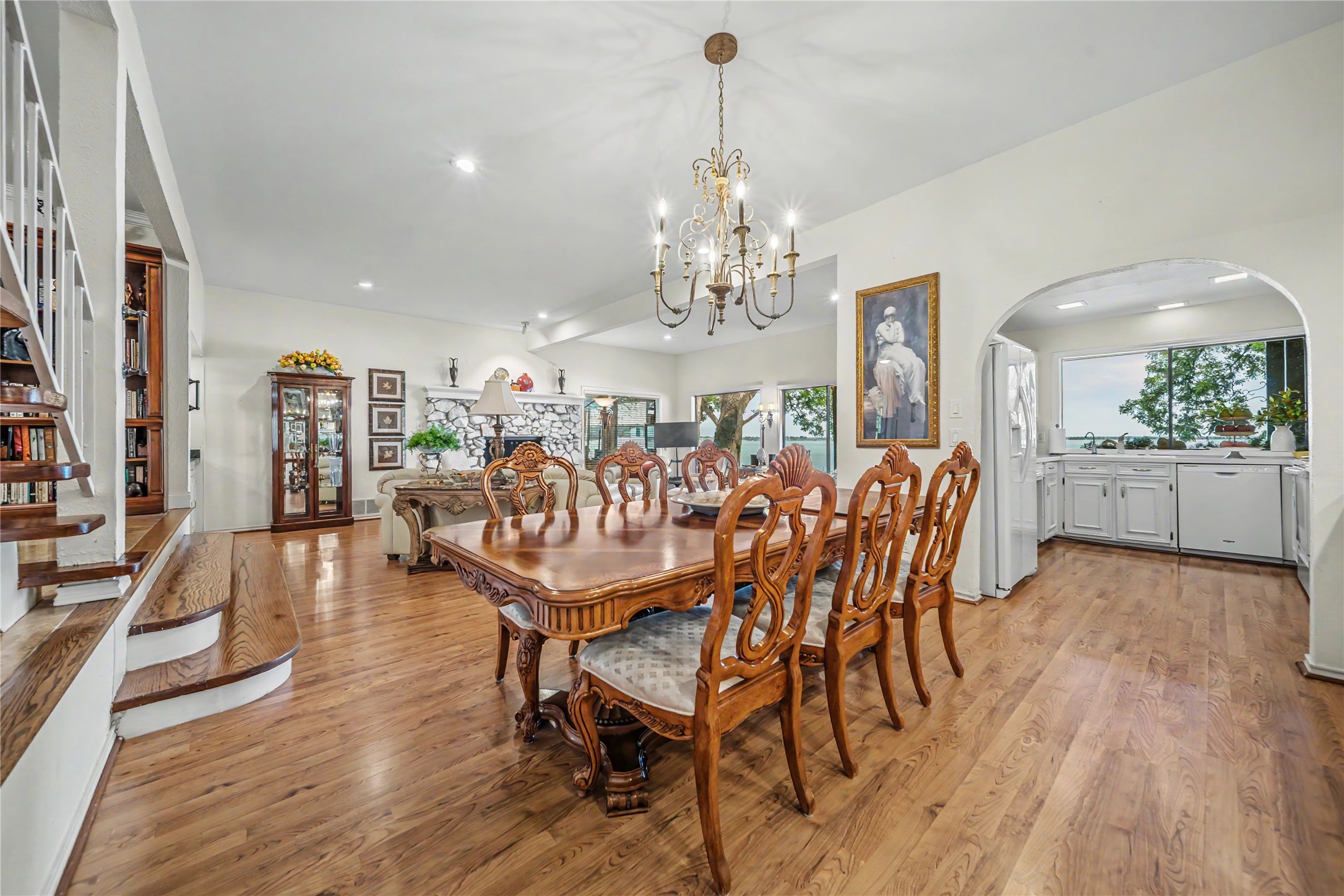 3516 Lakeside Drive