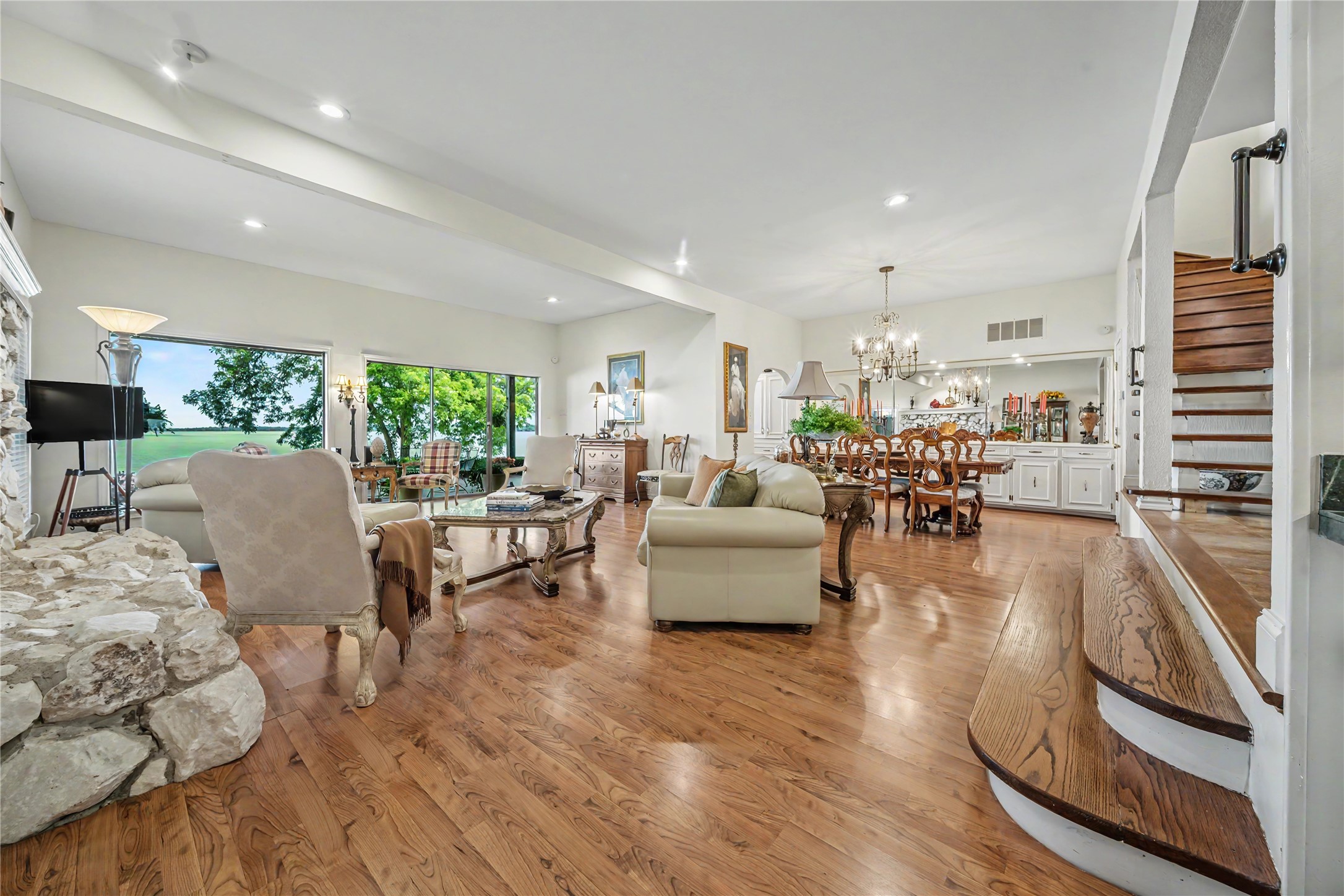 3516 Lakeside Drive