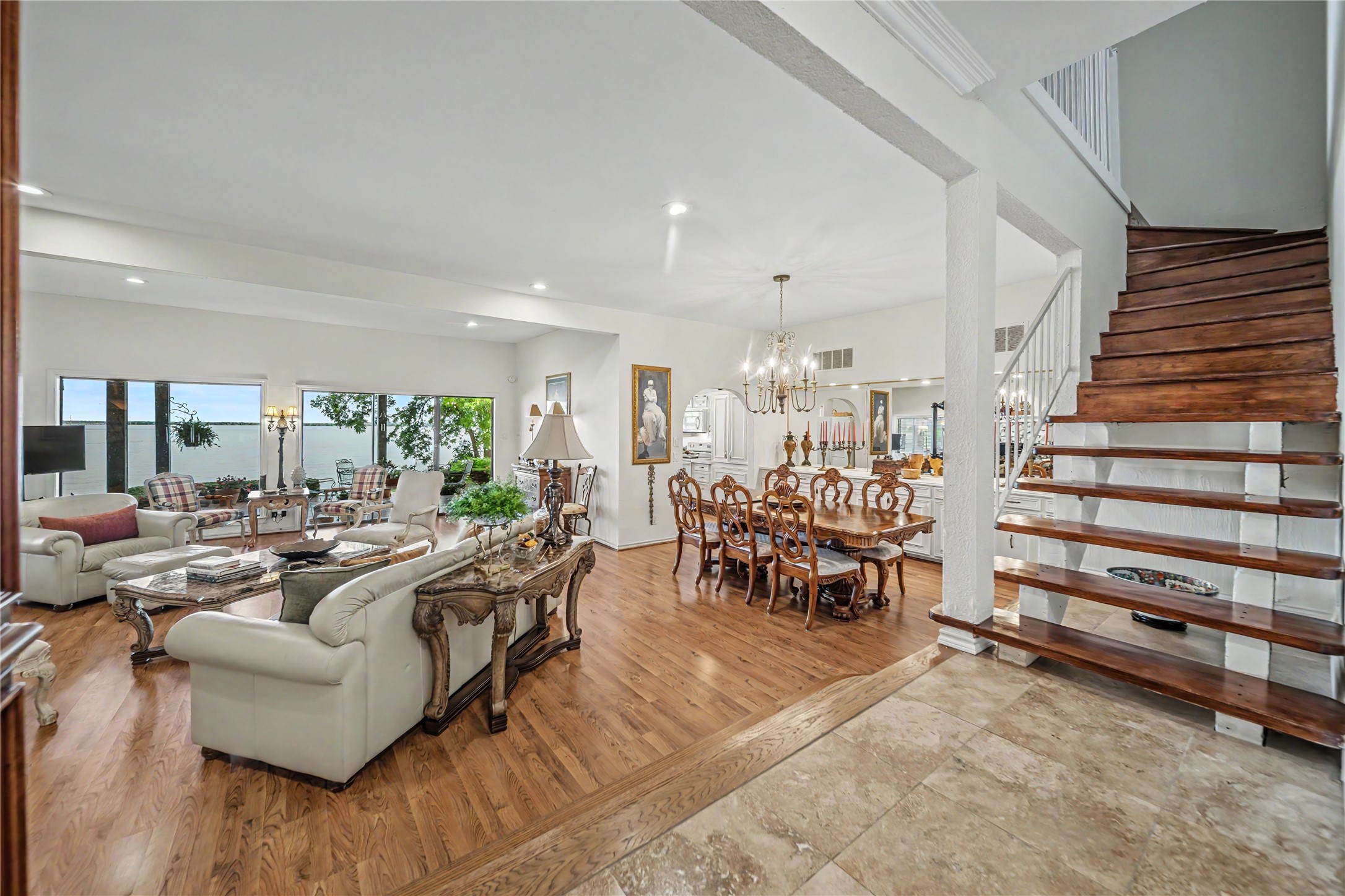 3516 Lakeside Drive