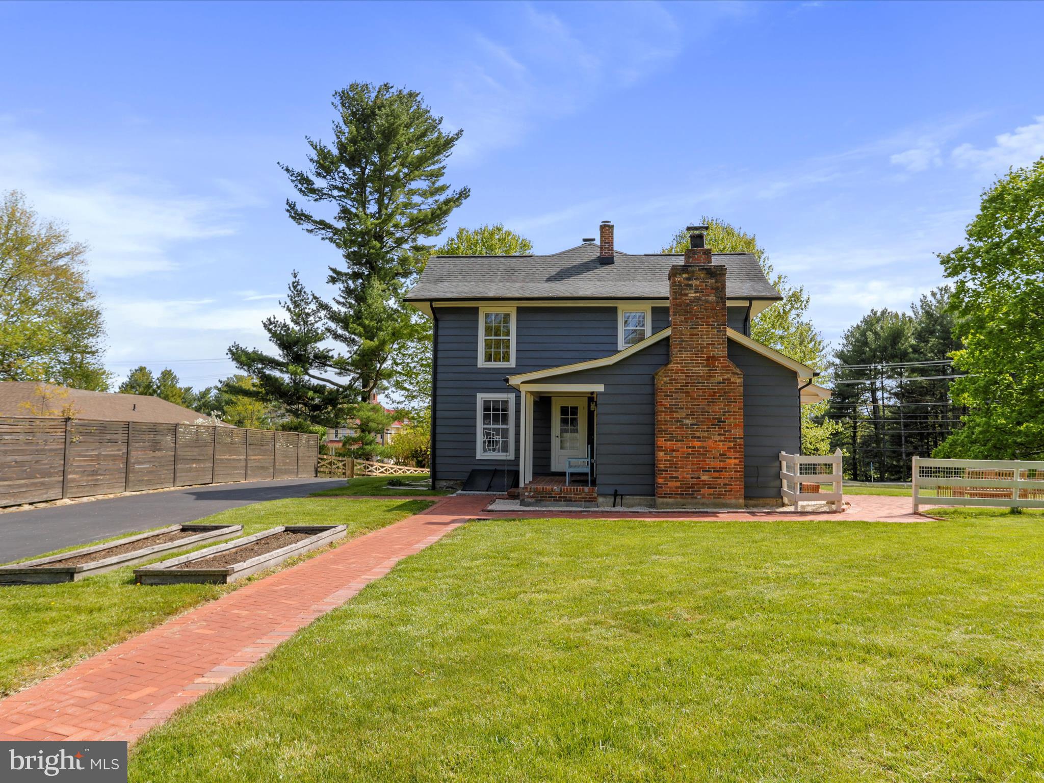921 W Main St