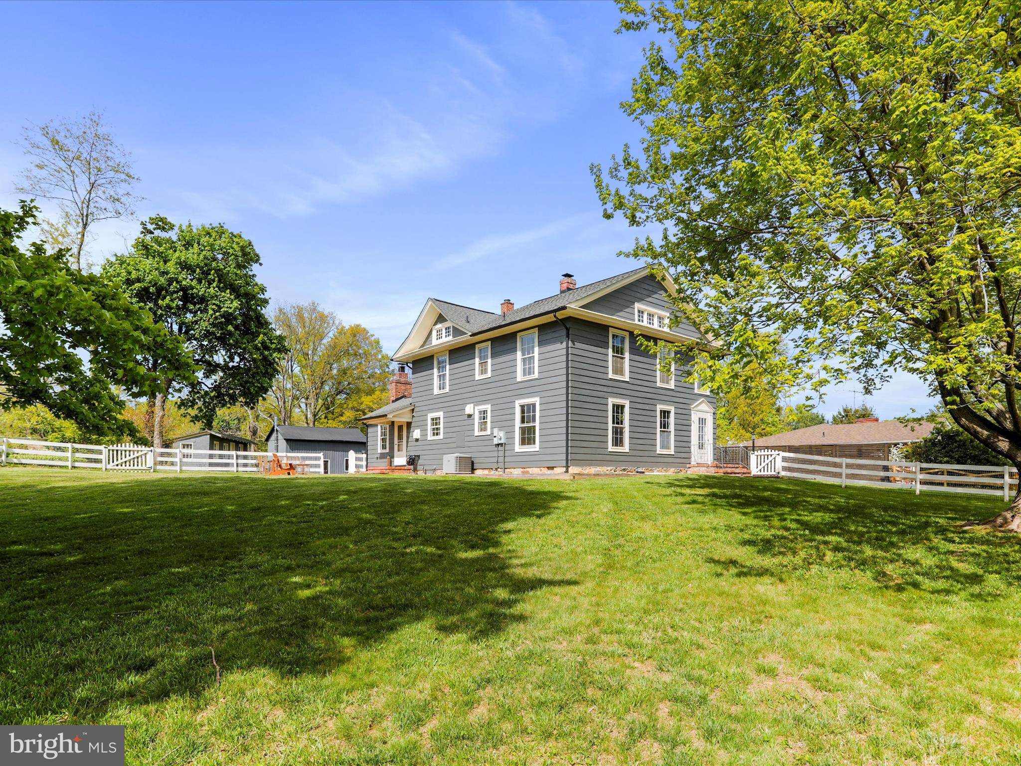 921 W Main St