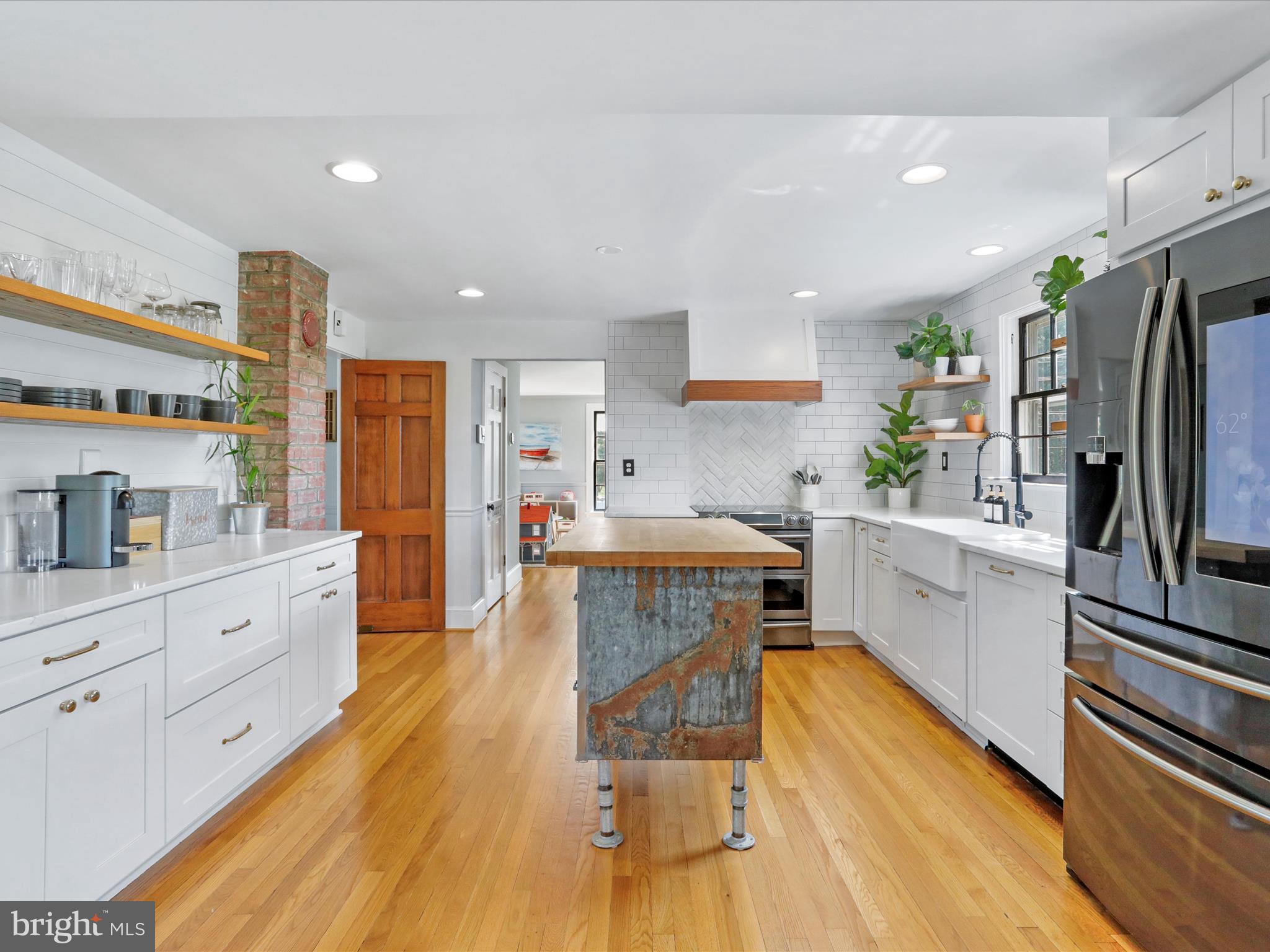 921 W Main St