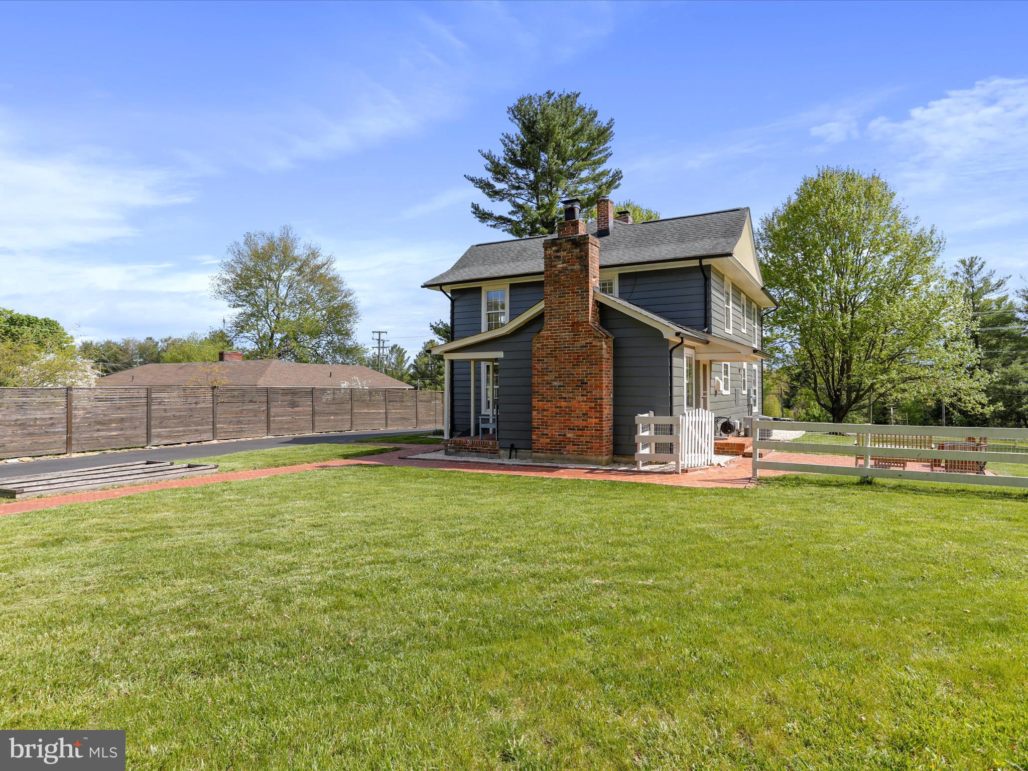 921 W Main St