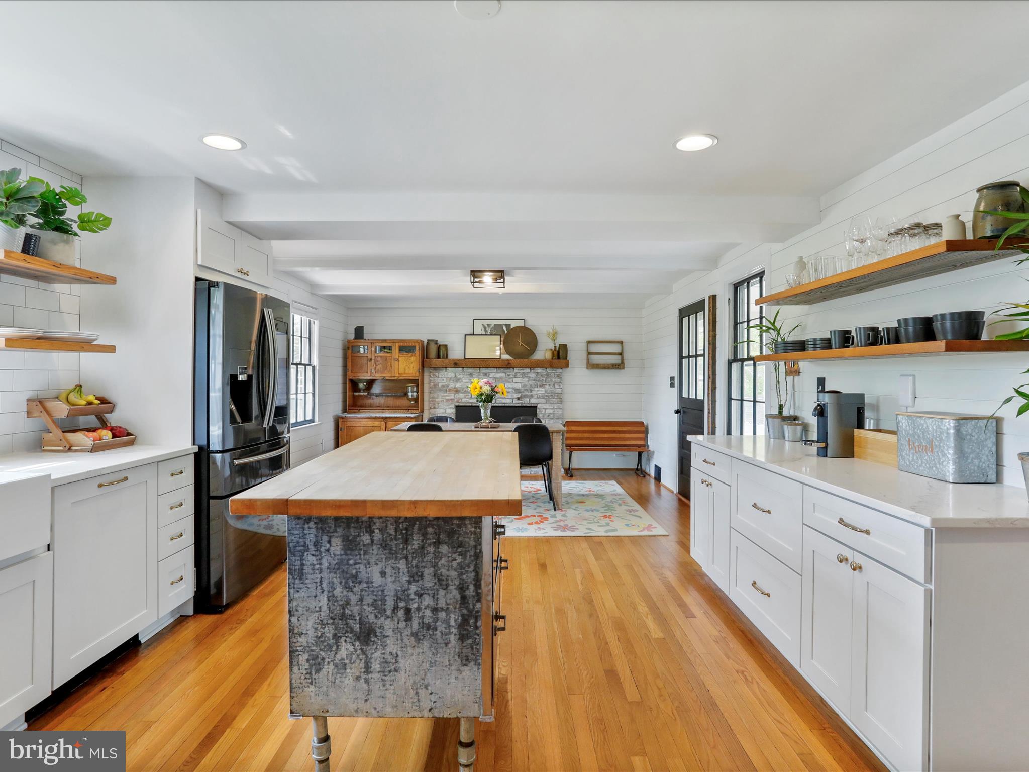 921 W Main St