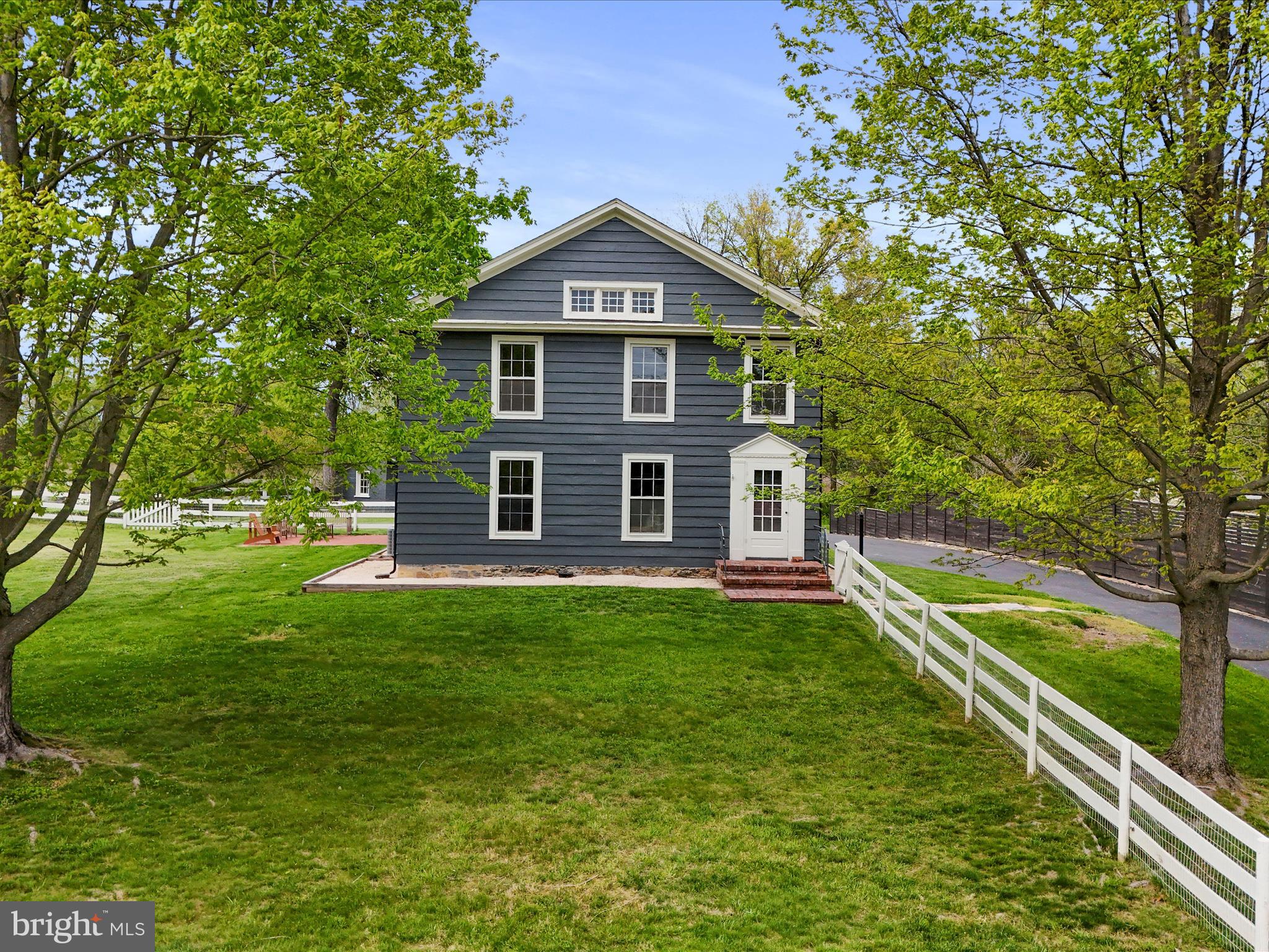 921 W Main St