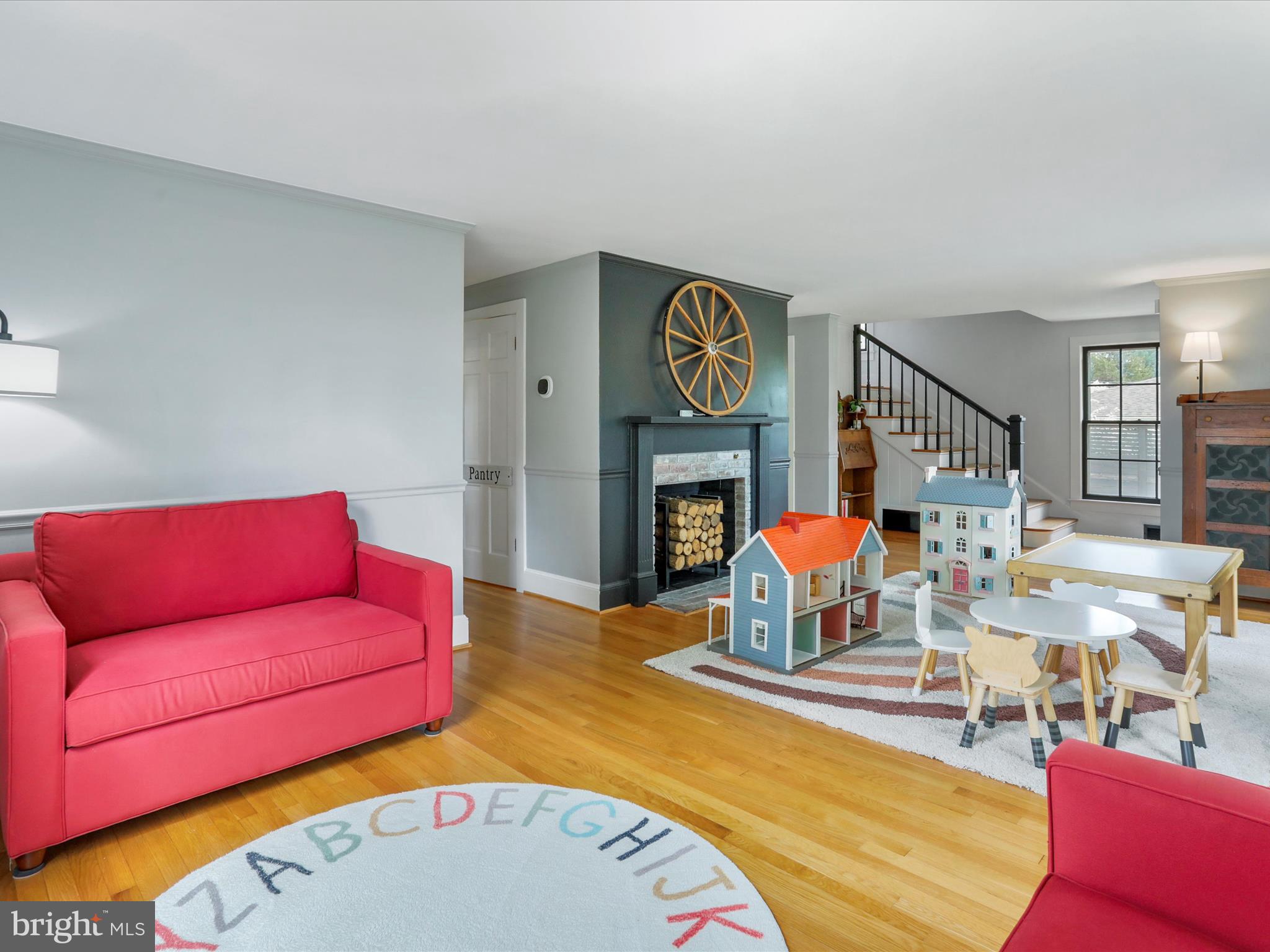 921 W Main St