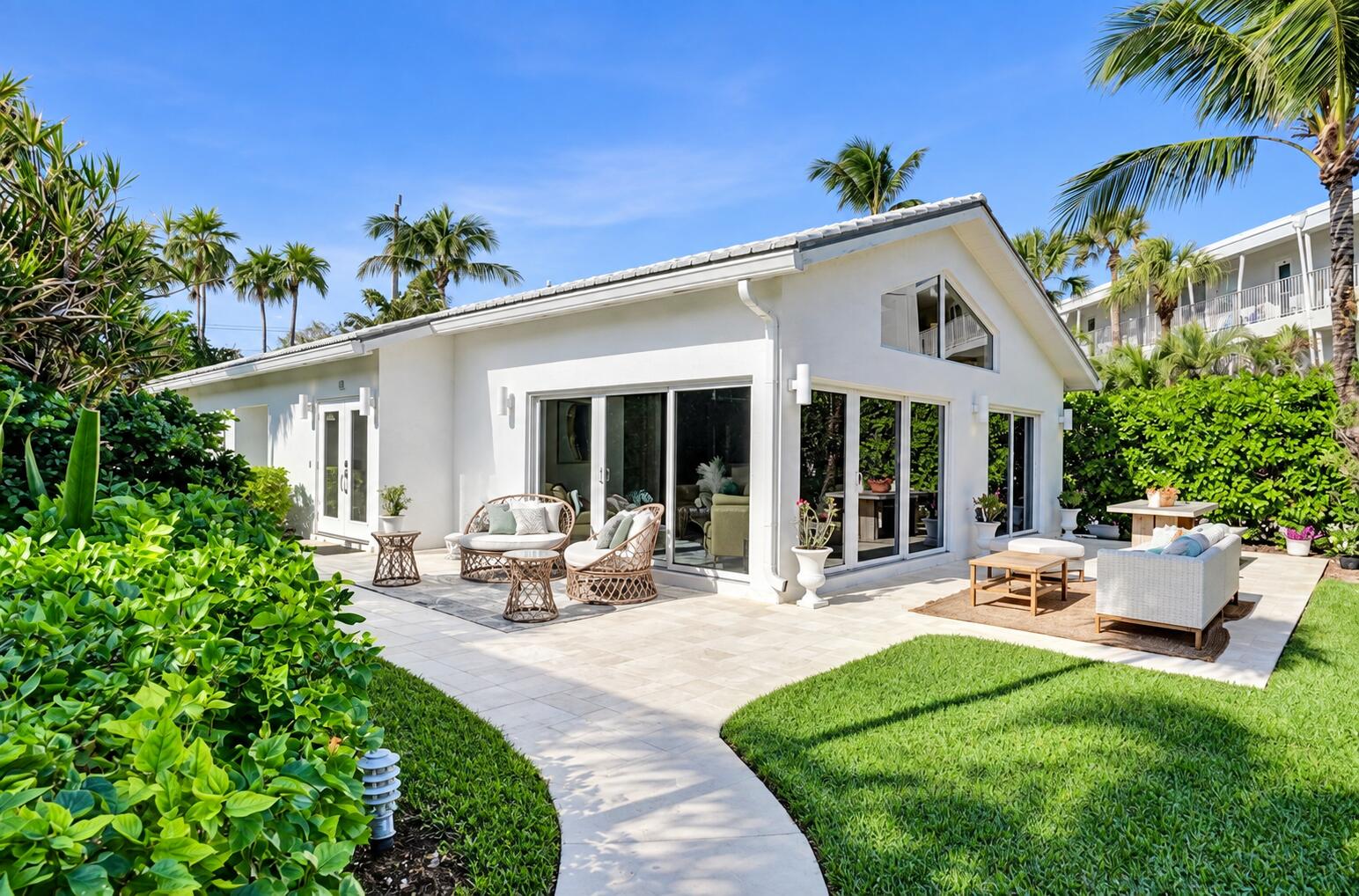 1212 Hillsboro Mile Villa 14