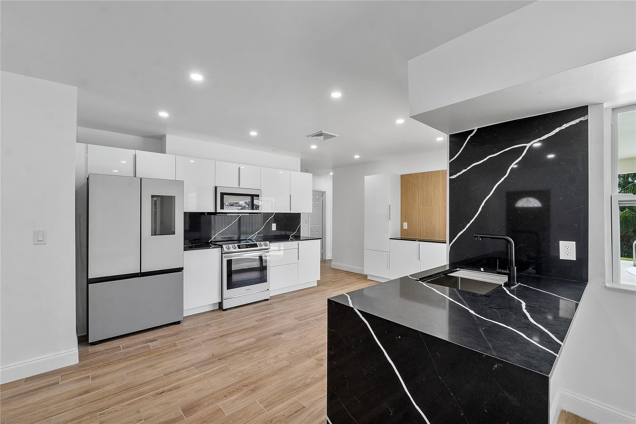400 SW 9th Avenue