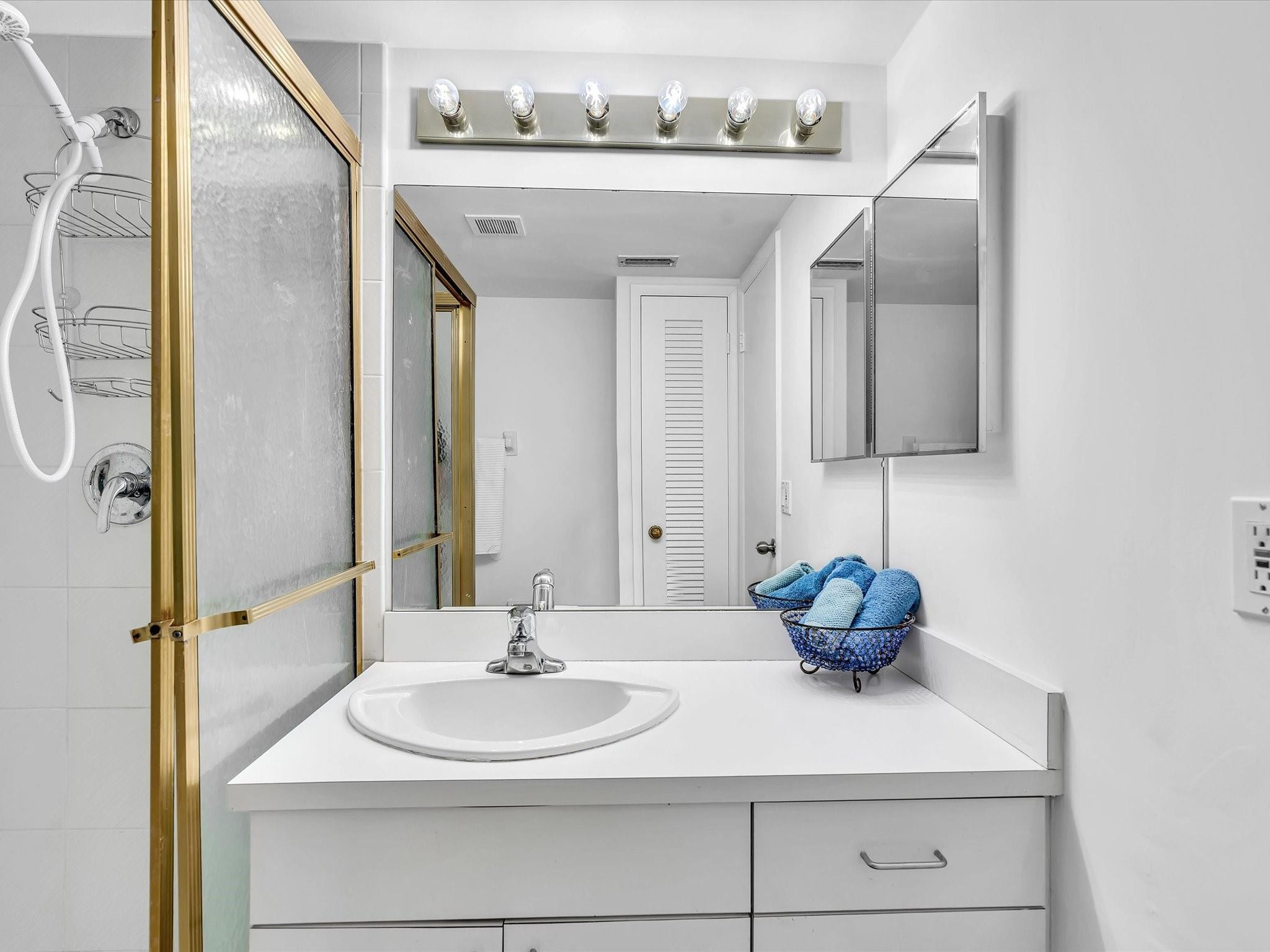 1051 Hillsboro Mile 907E