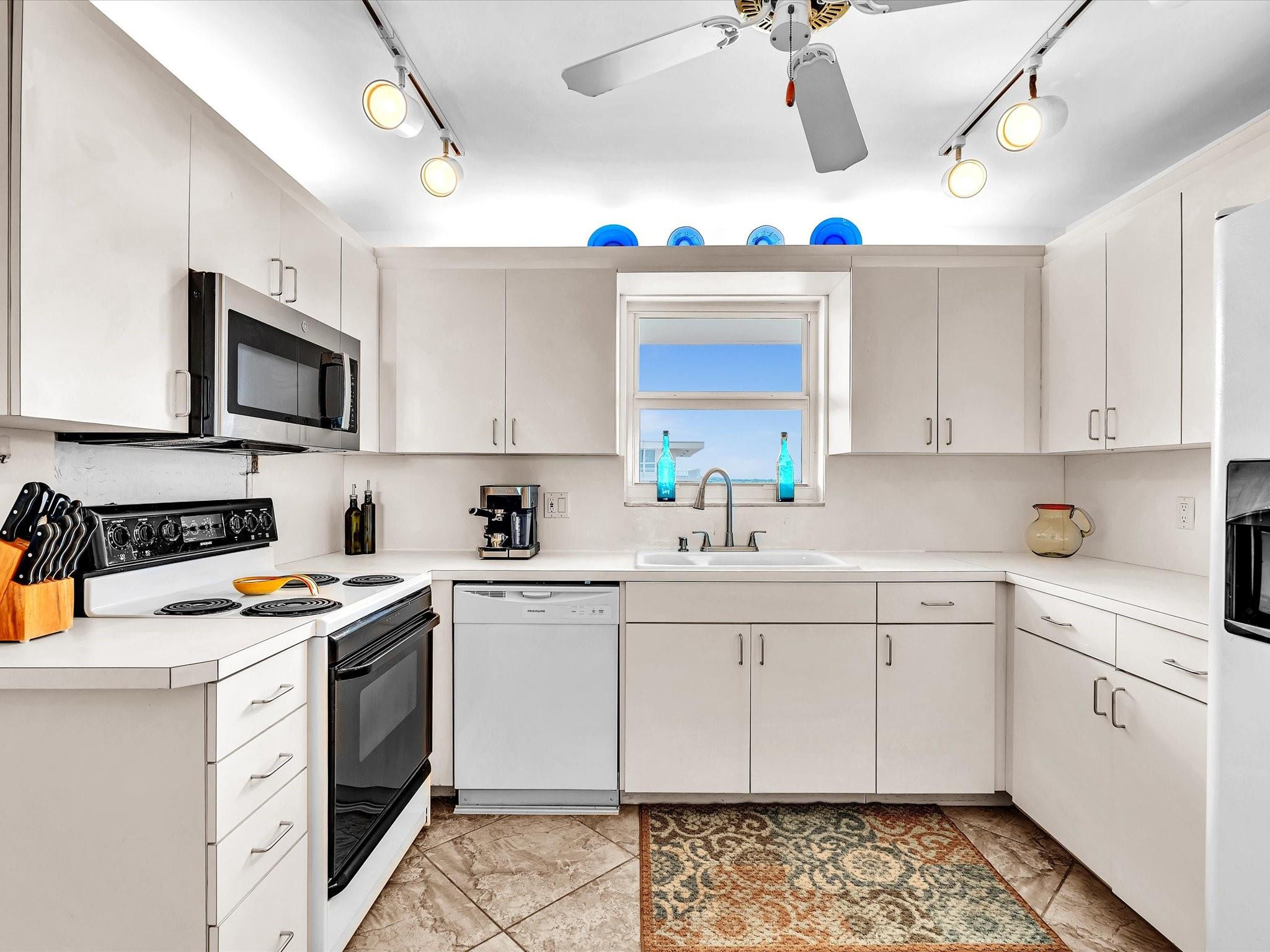 1051 Hillsboro Mile 907E