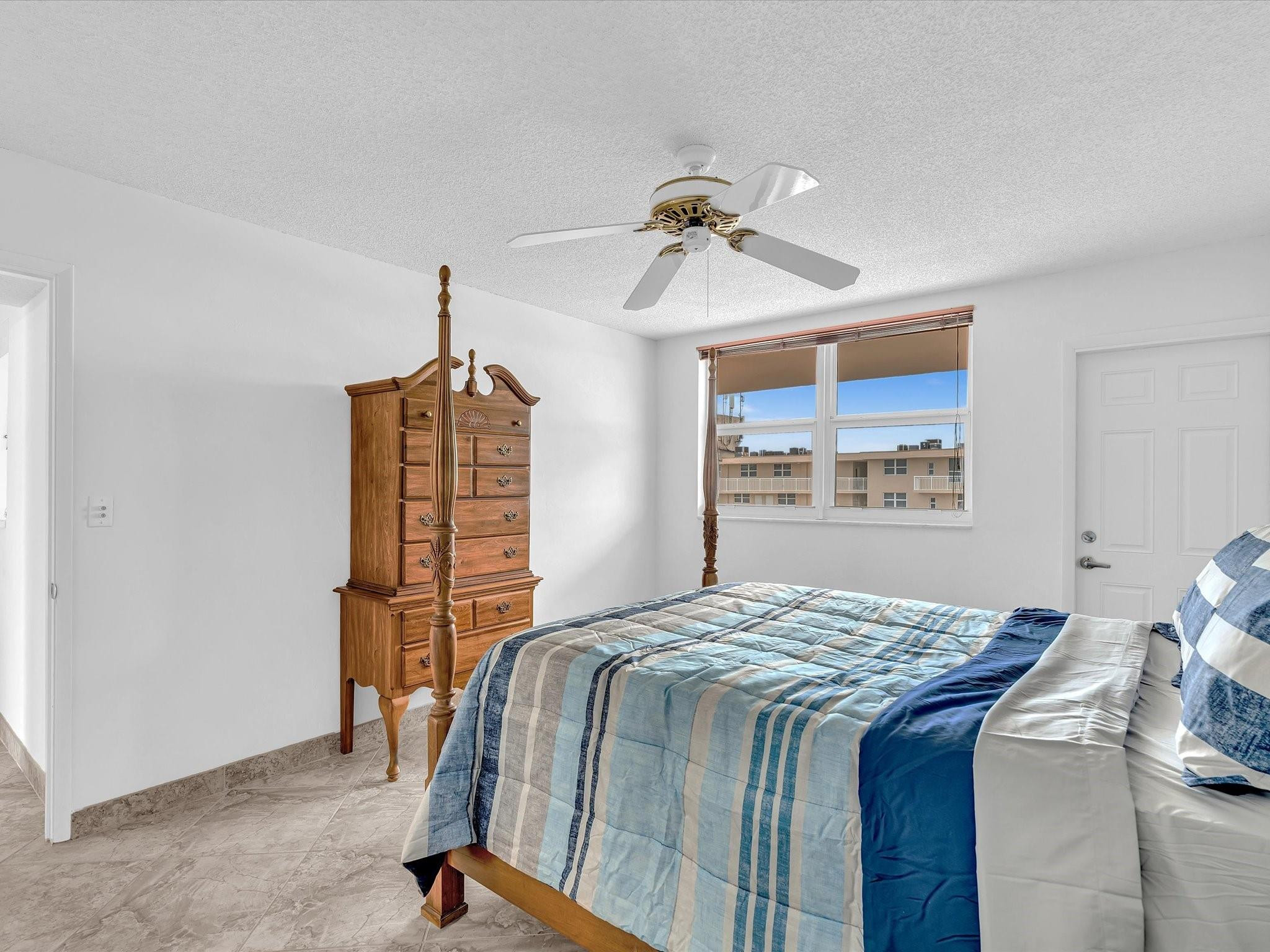 1051 Hillsboro Mile 907E