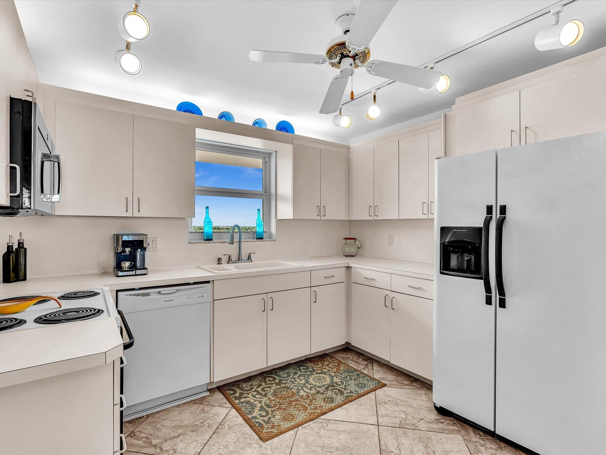 1051 Hillsboro Mile 907E