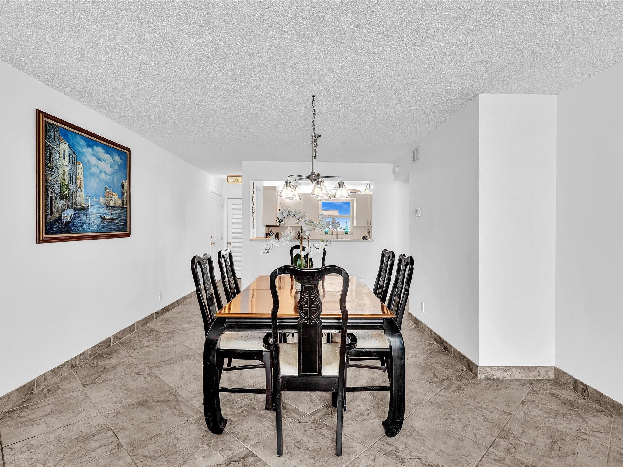 1051 Hillsboro Mile 907E