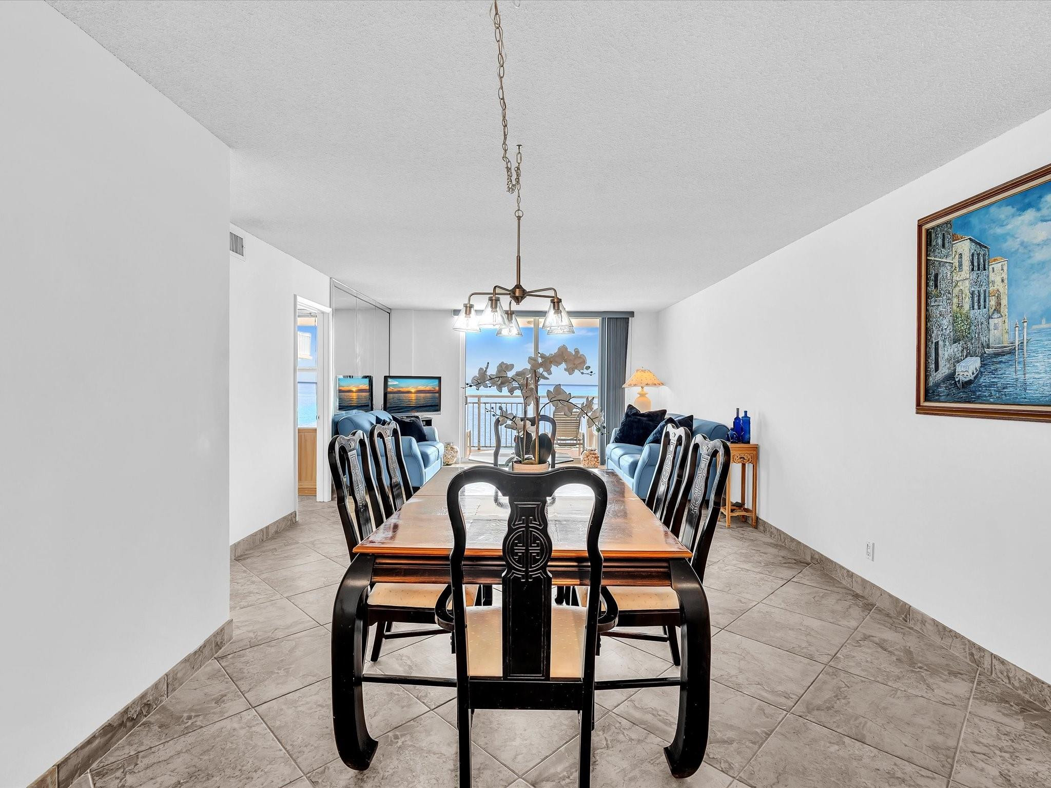 1051 Hillsboro Mile 907E