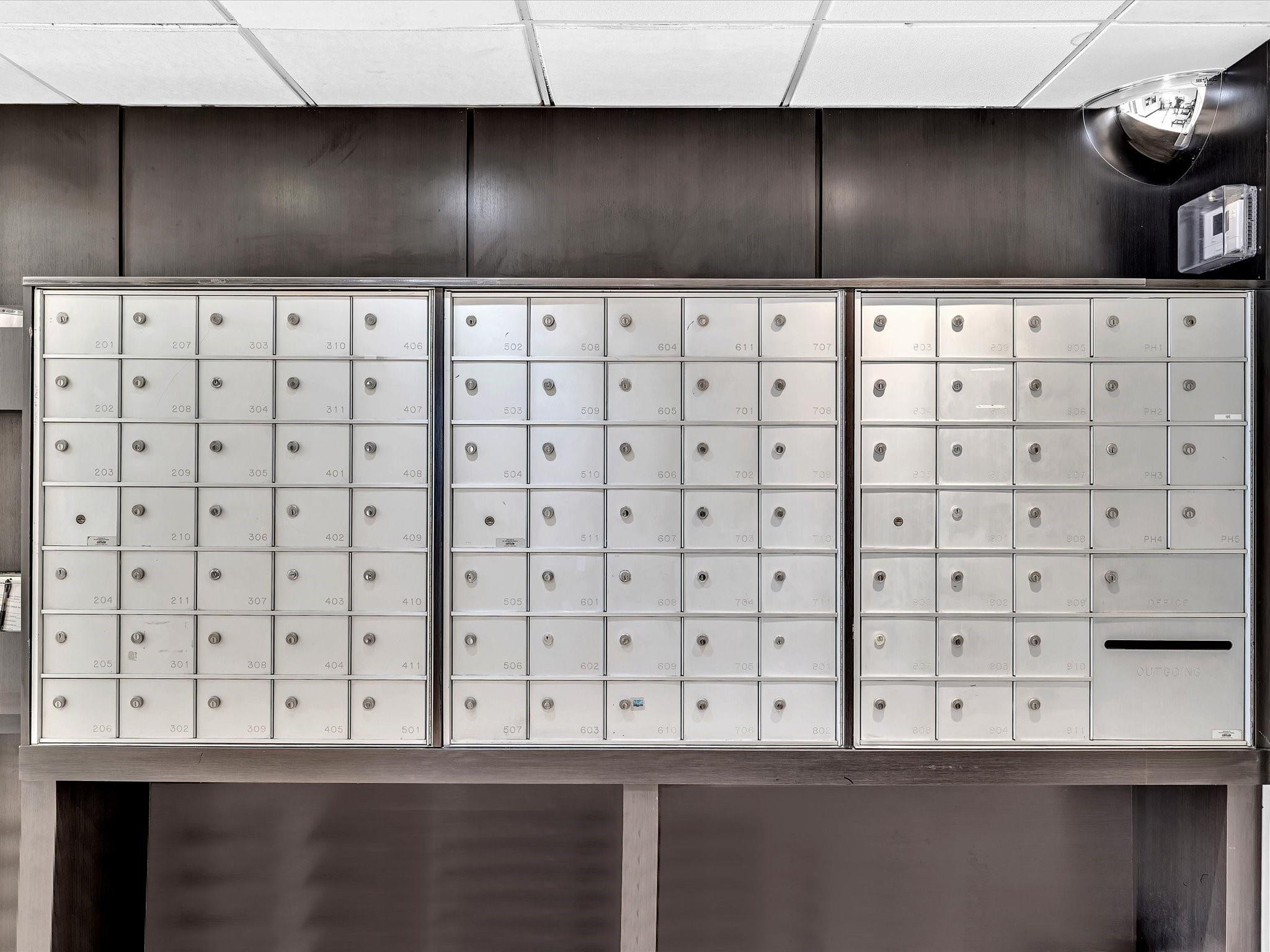 1051 Hillsboro Mile 907E