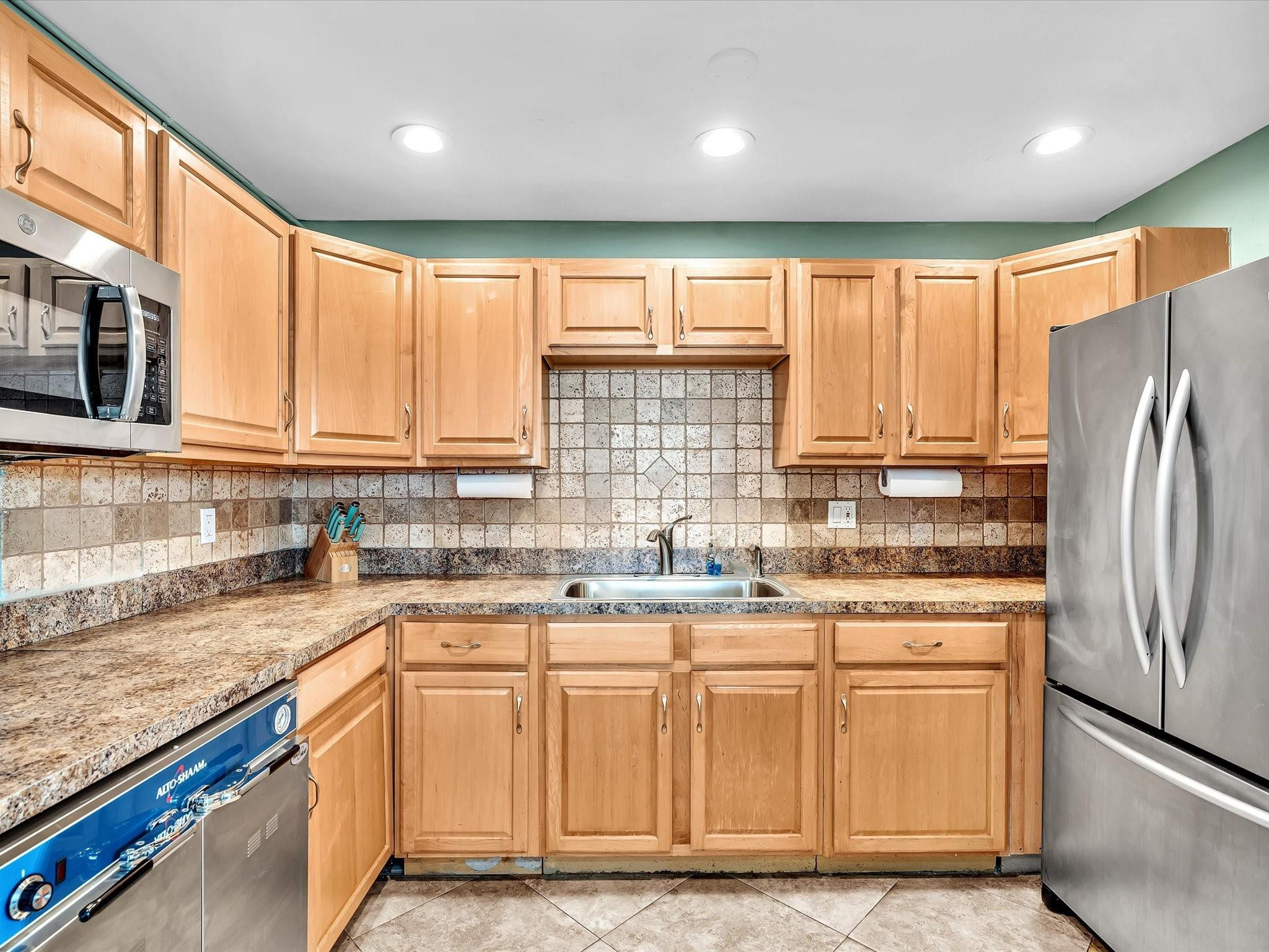 1051 Hillsboro Mile 907E