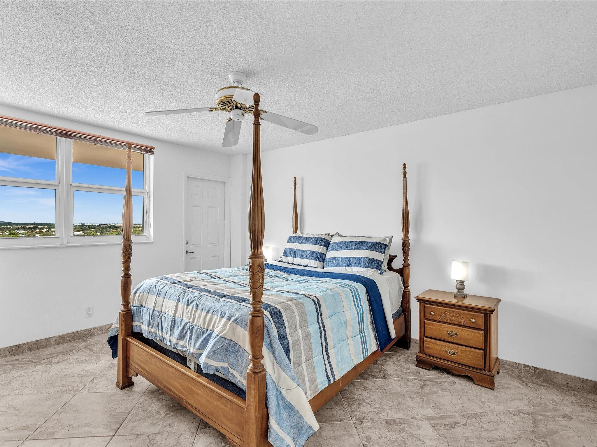 1051 Hillsboro Mile 907E