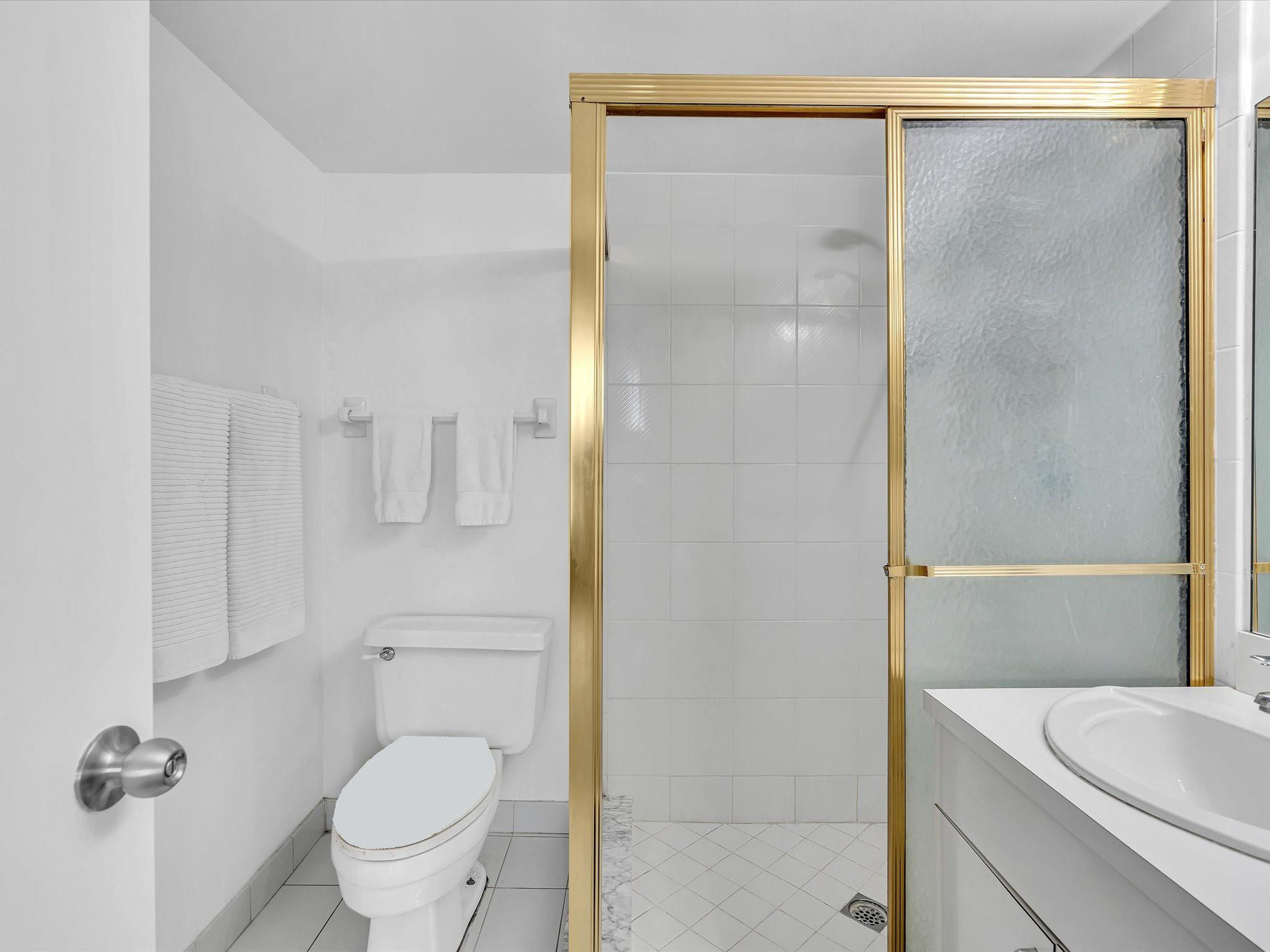 1051 Hillsboro Mile 907E