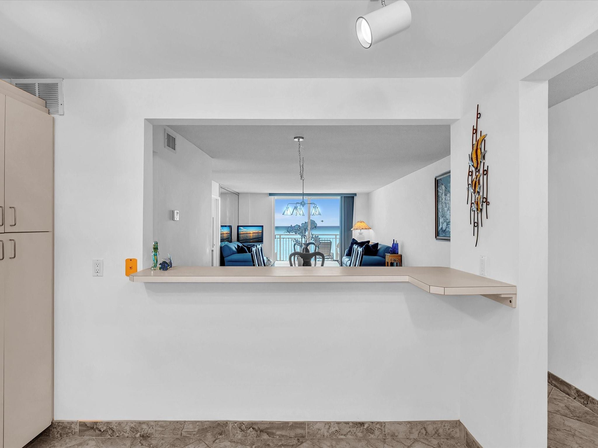 1051 Hillsboro Mile 907E