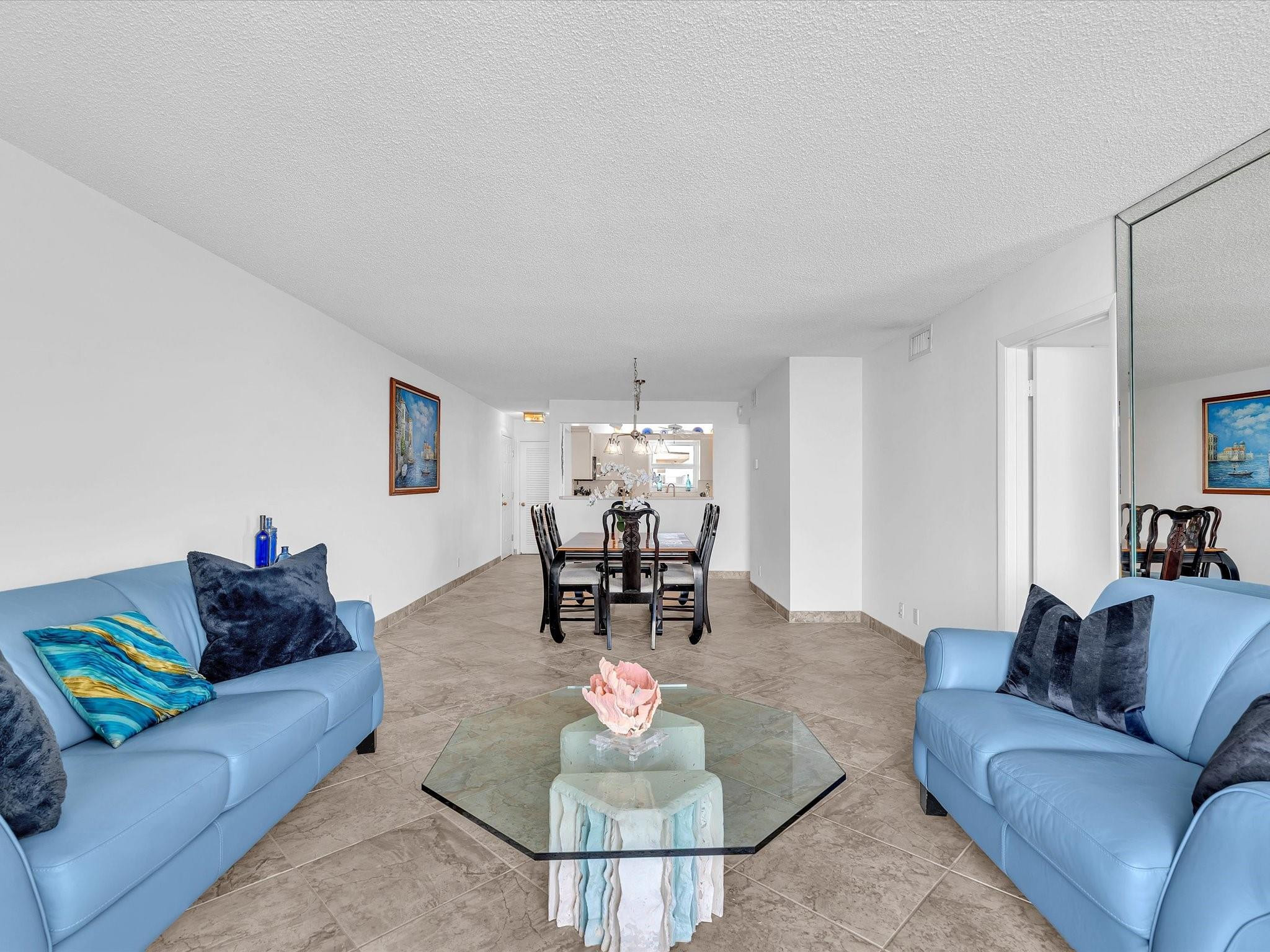 1051 Hillsboro Mile 907E