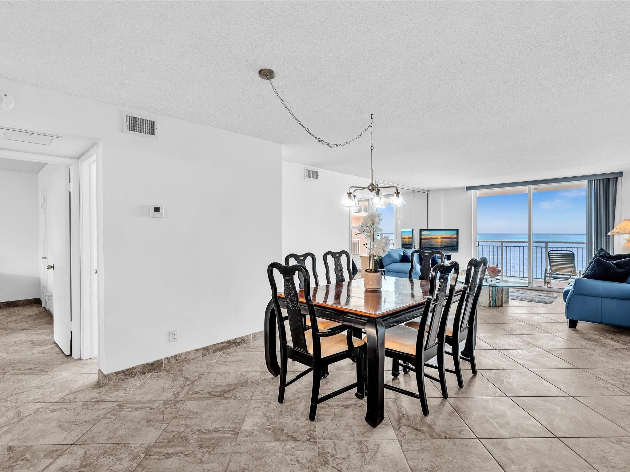 1051 Hillsboro Mile 907E