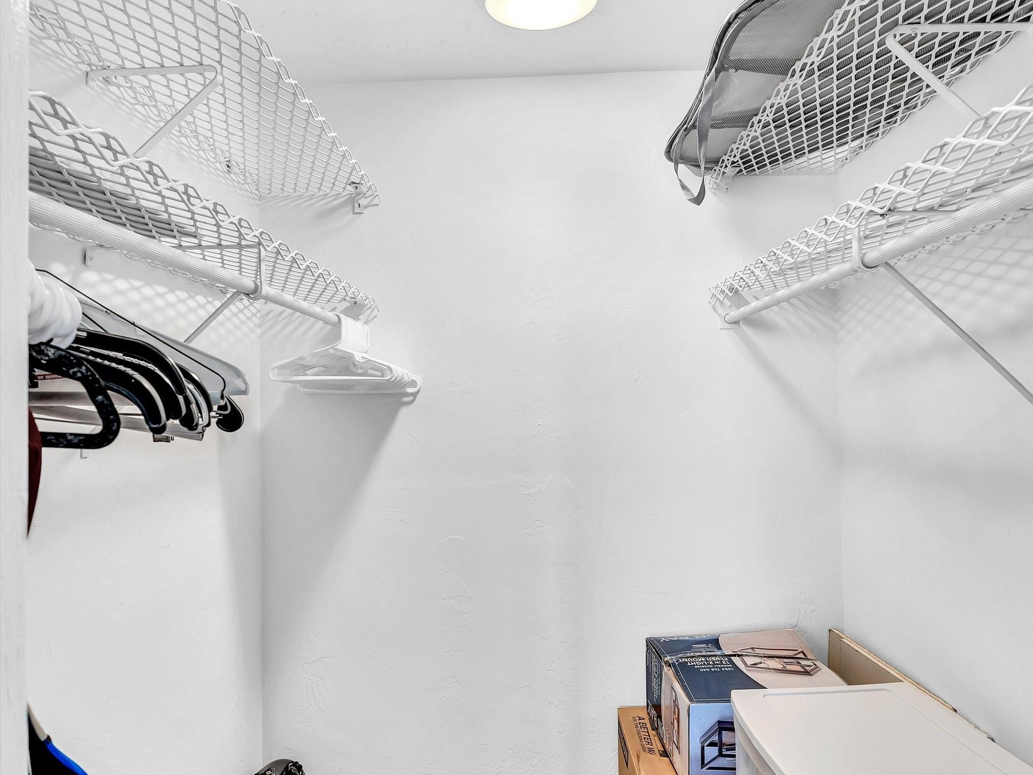 1051 Hillsboro Mile 907E