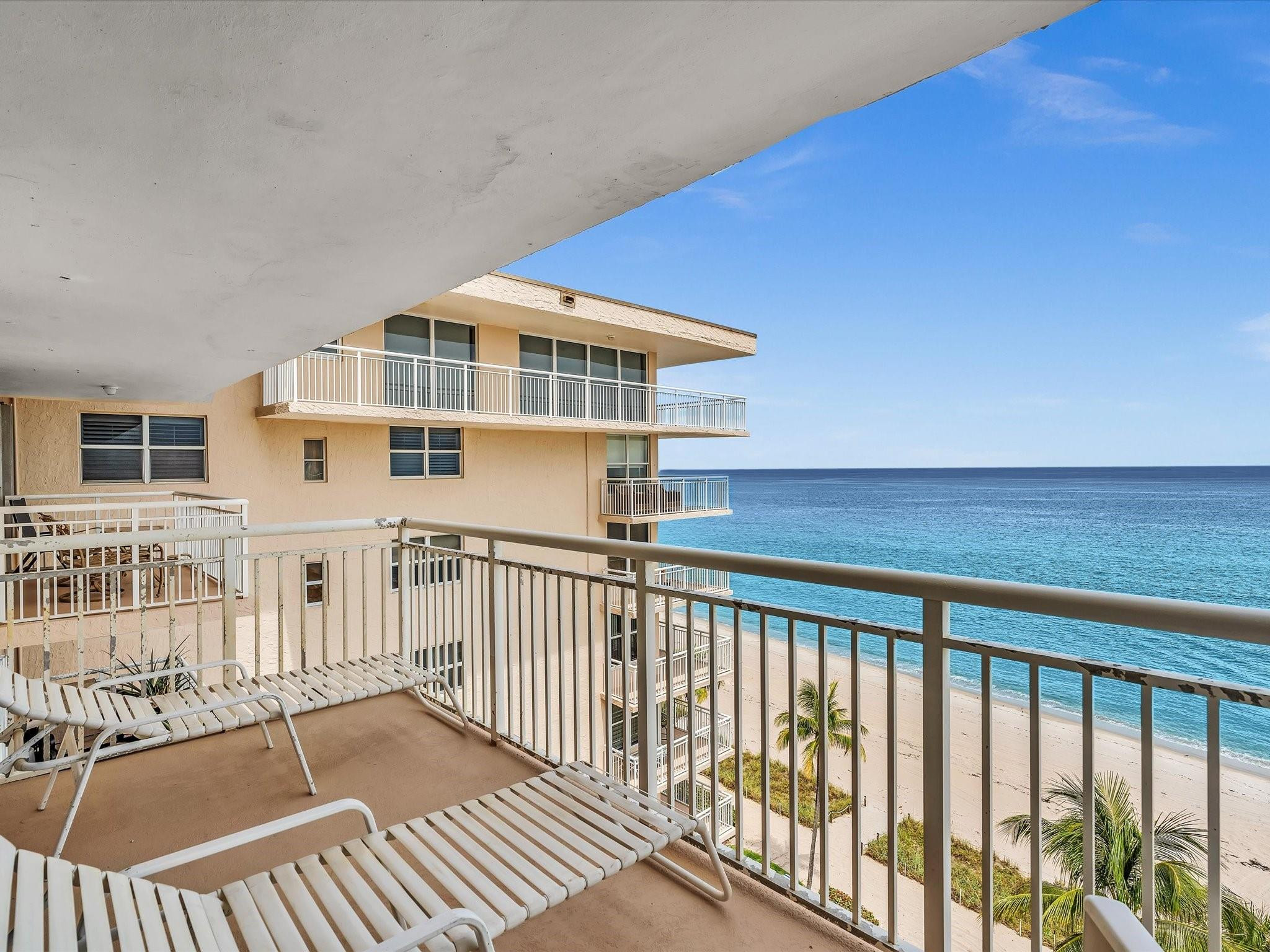 1051 Hillsboro Mile 907E