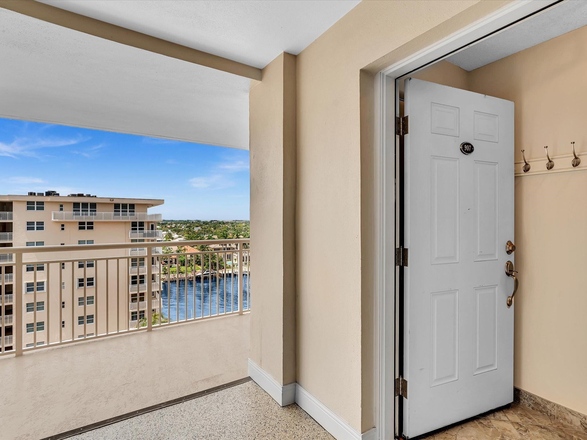 1051 Hillsboro Mile 907E