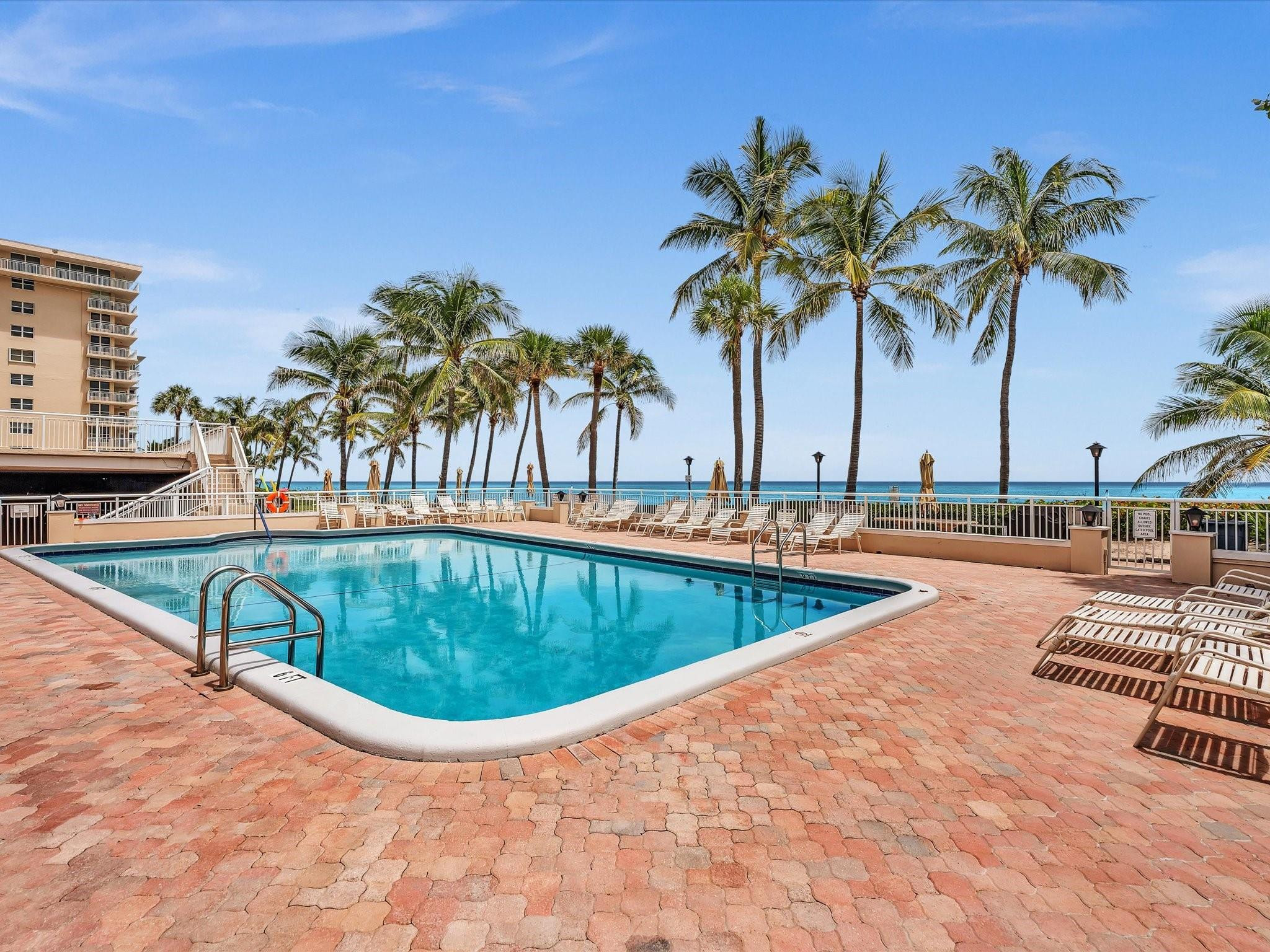 1051 Hillsboro Mile 907E