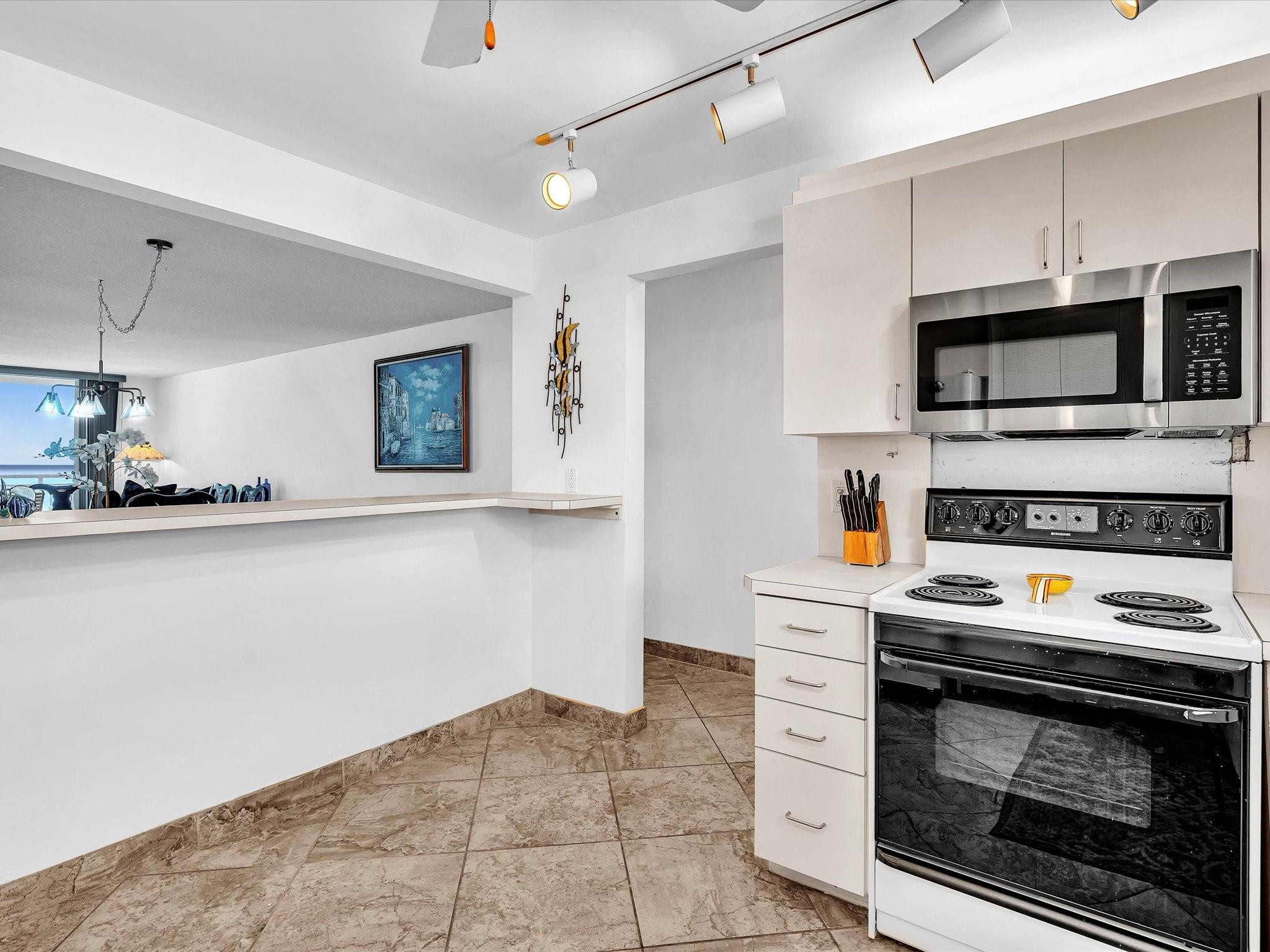 1051 Hillsboro Mile 907E