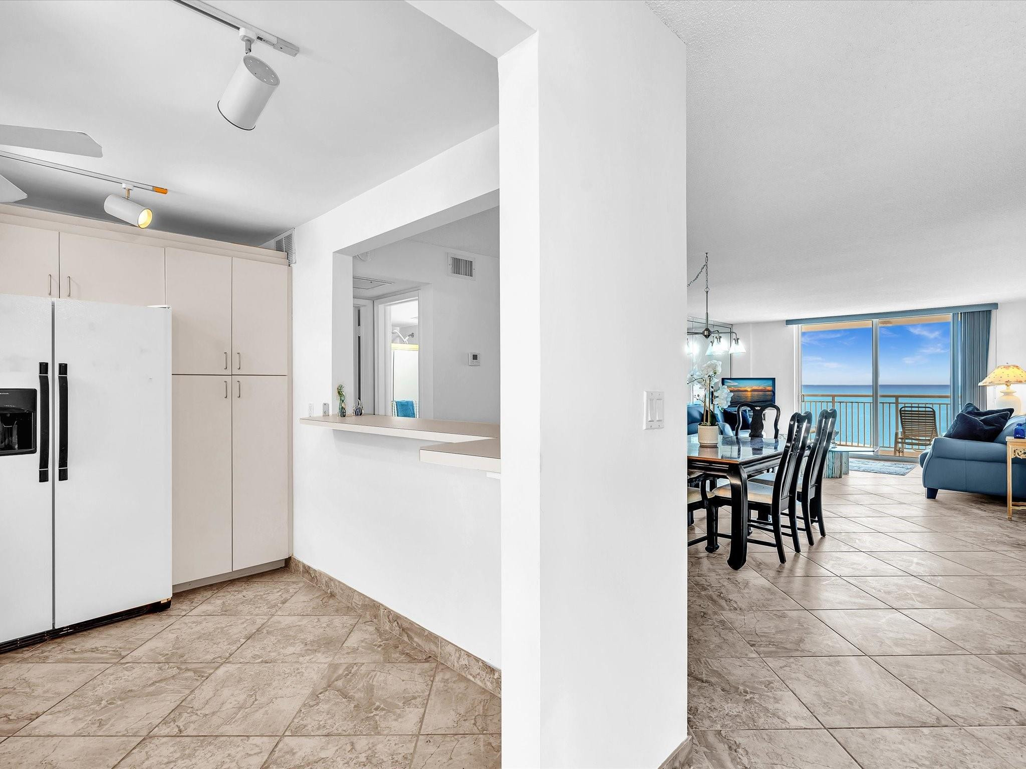 1051 Hillsboro Mile 907E