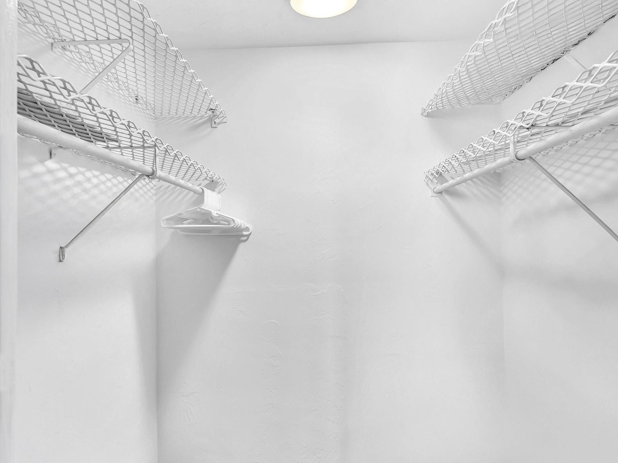 1051 Hillsboro Mile 907E