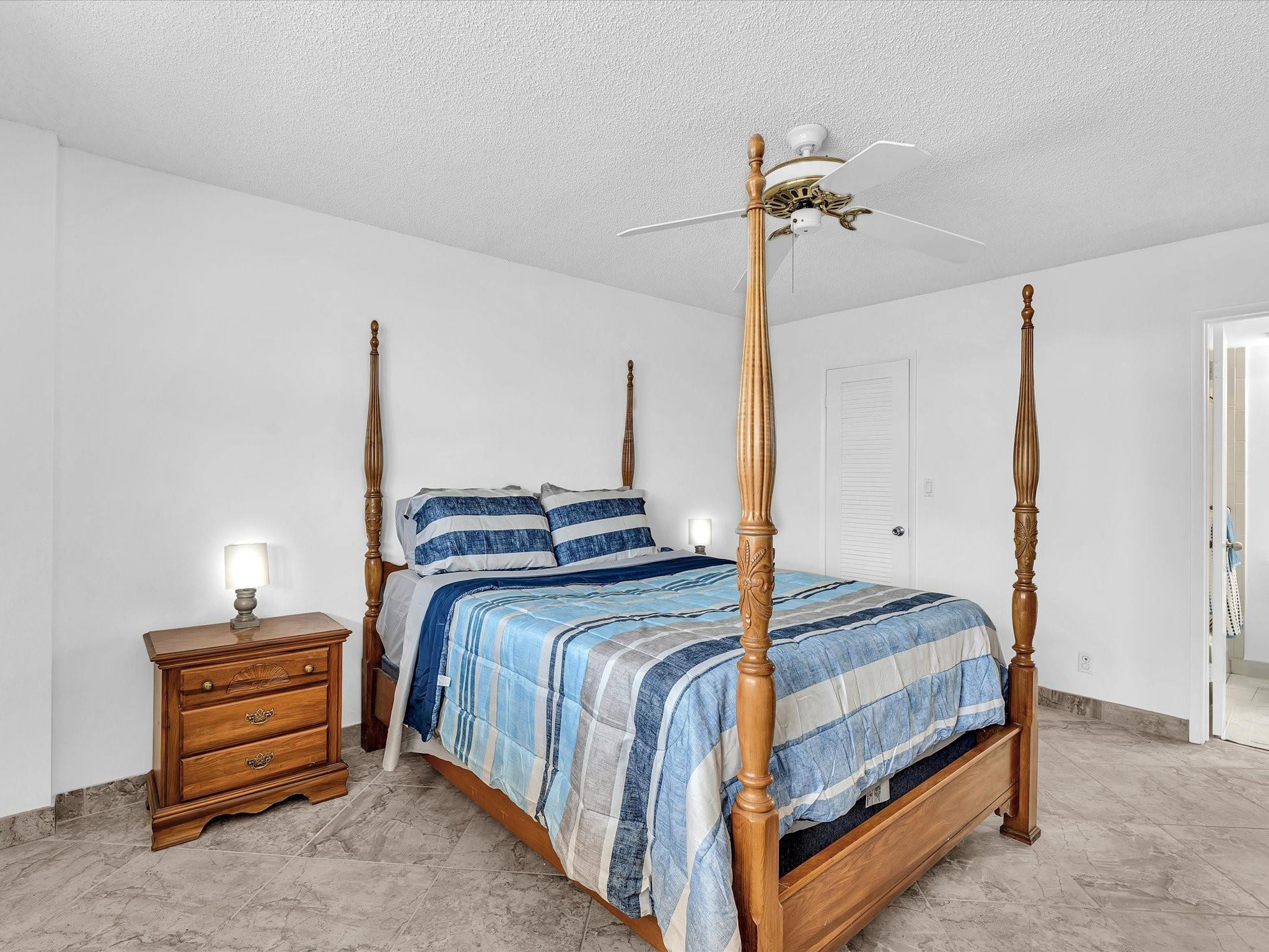 1051 Hillsboro Mile 907E