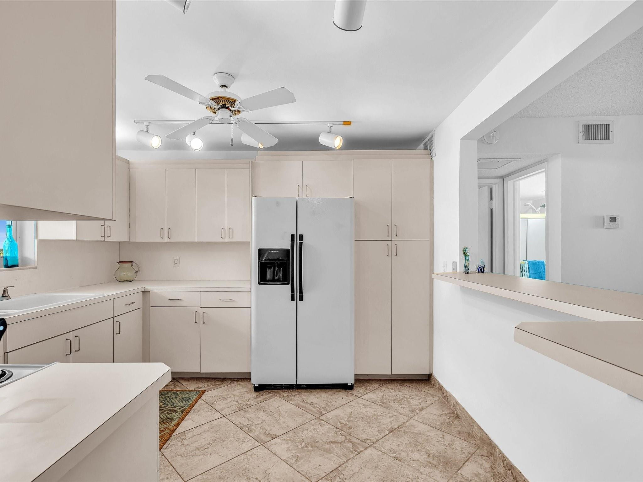 1051 Hillsboro Mile 907E