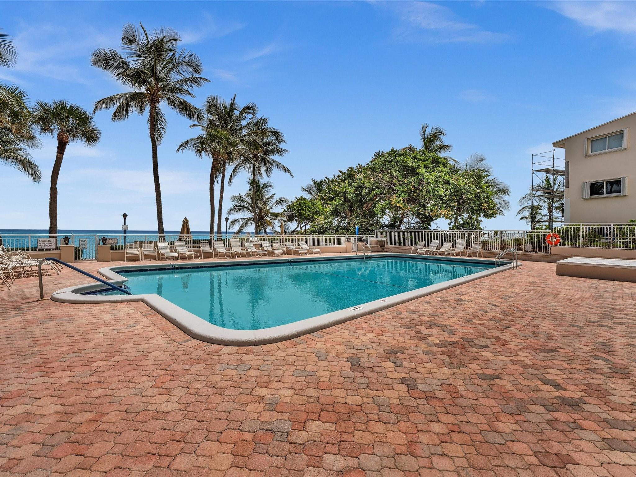 1051 Hillsboro Mile 907E