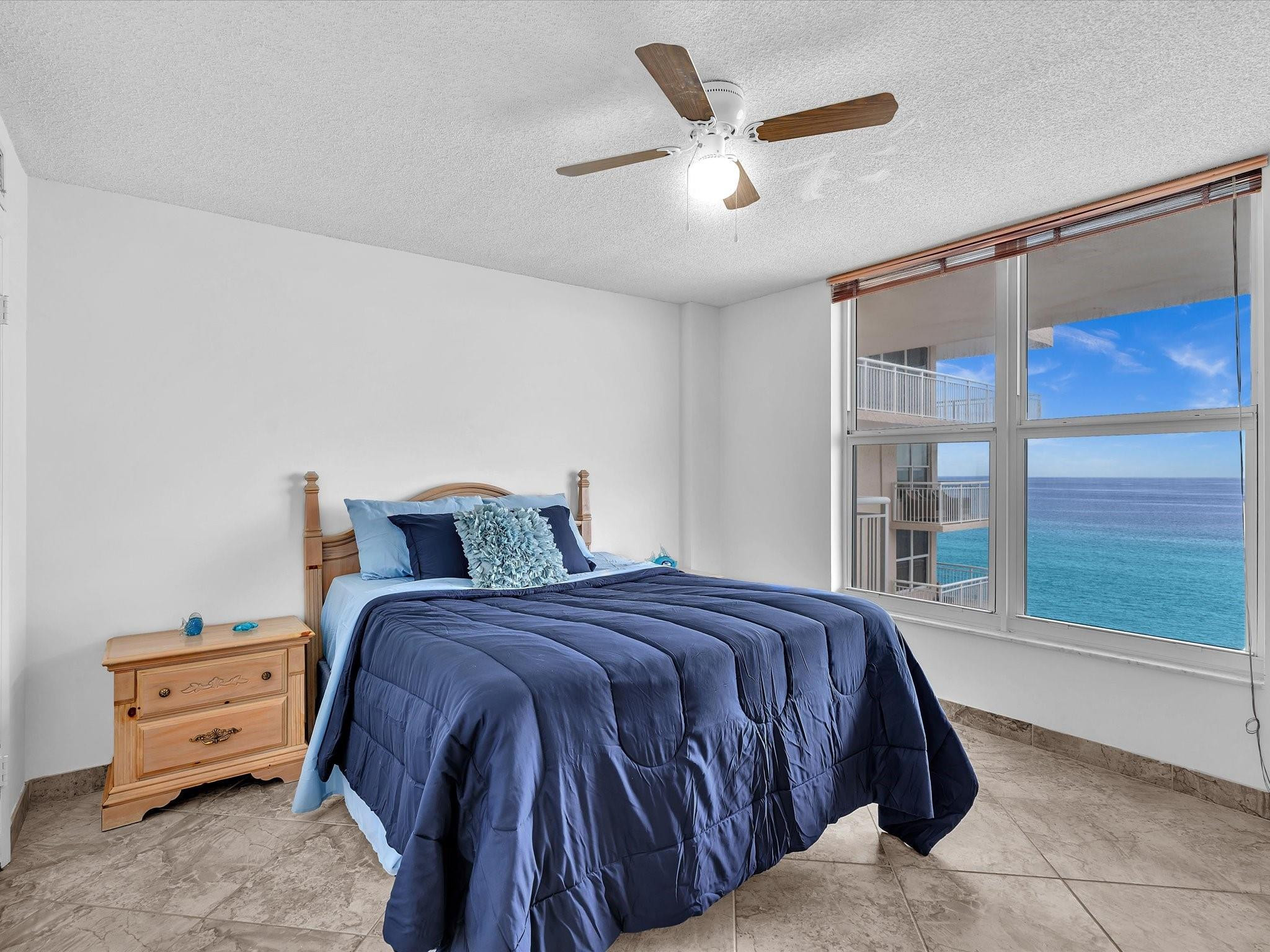 1051 Hillsboro Mile 907E