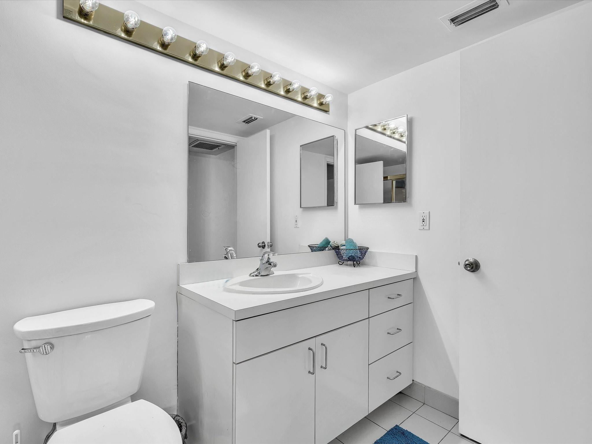 1051 Hillsboro Mile 907E