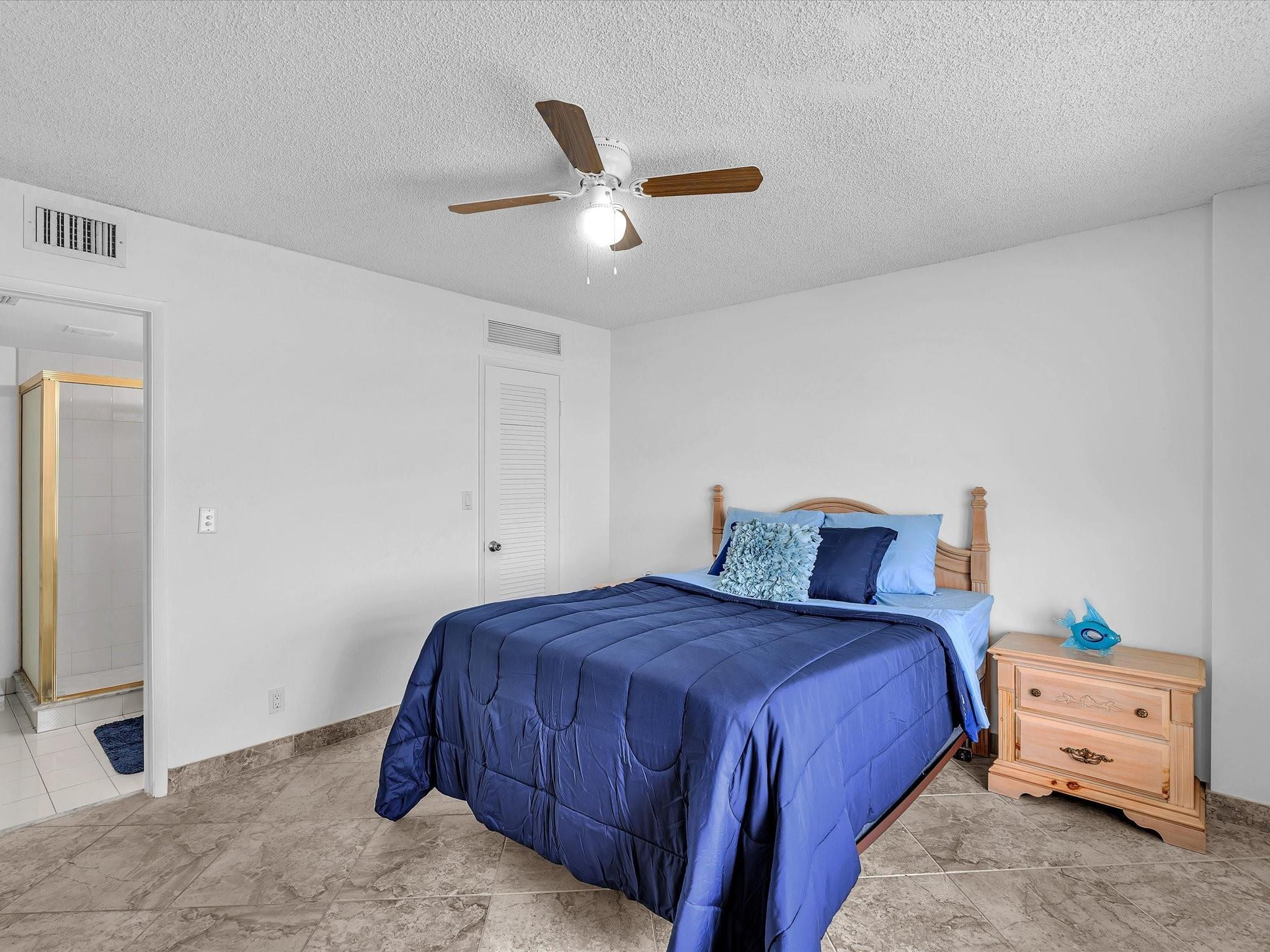 1051 Hillsboro Mile 907E