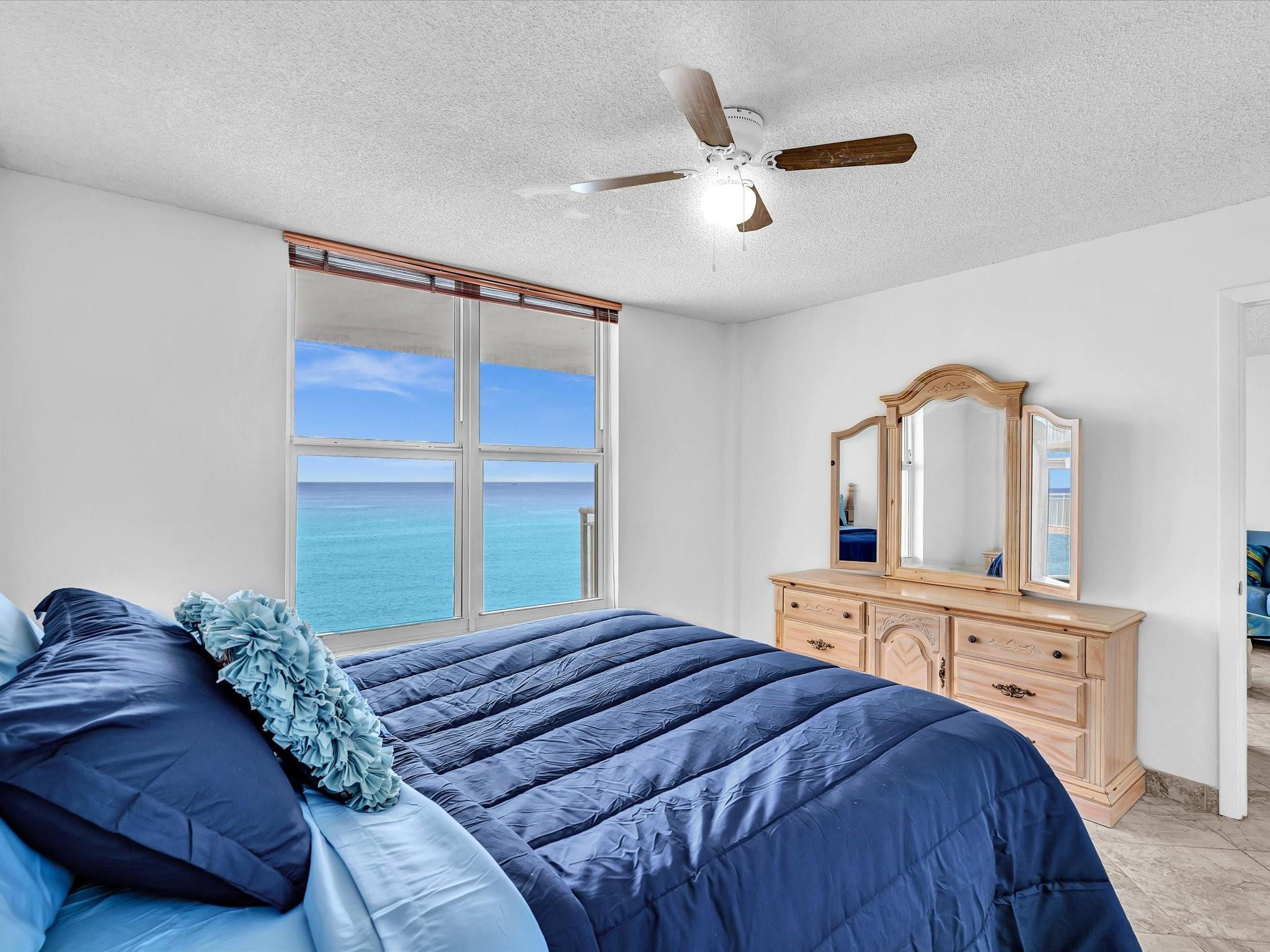 1051 Hillsboro Mile 907E