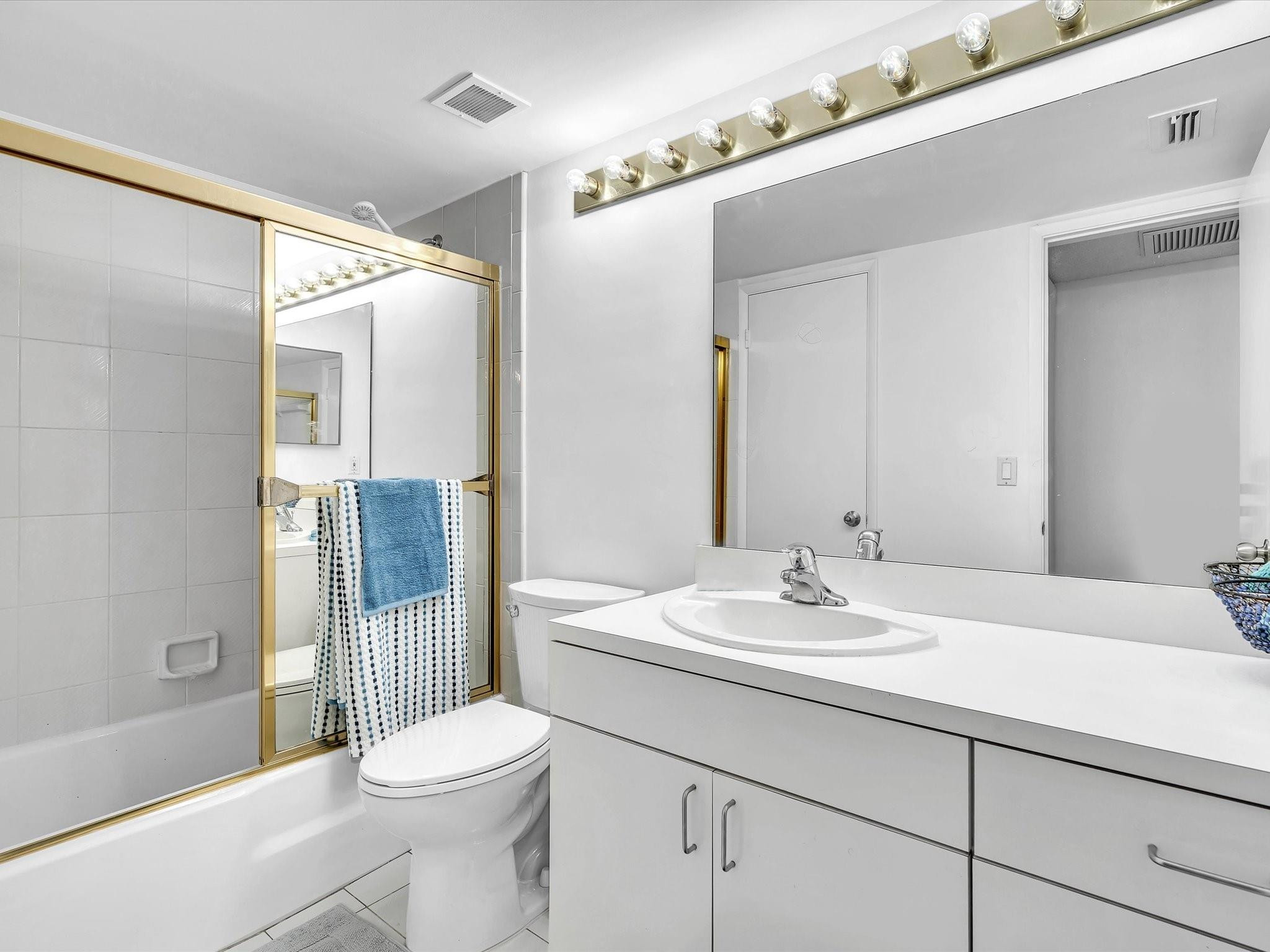 1051 Hillsboro Mile 907E