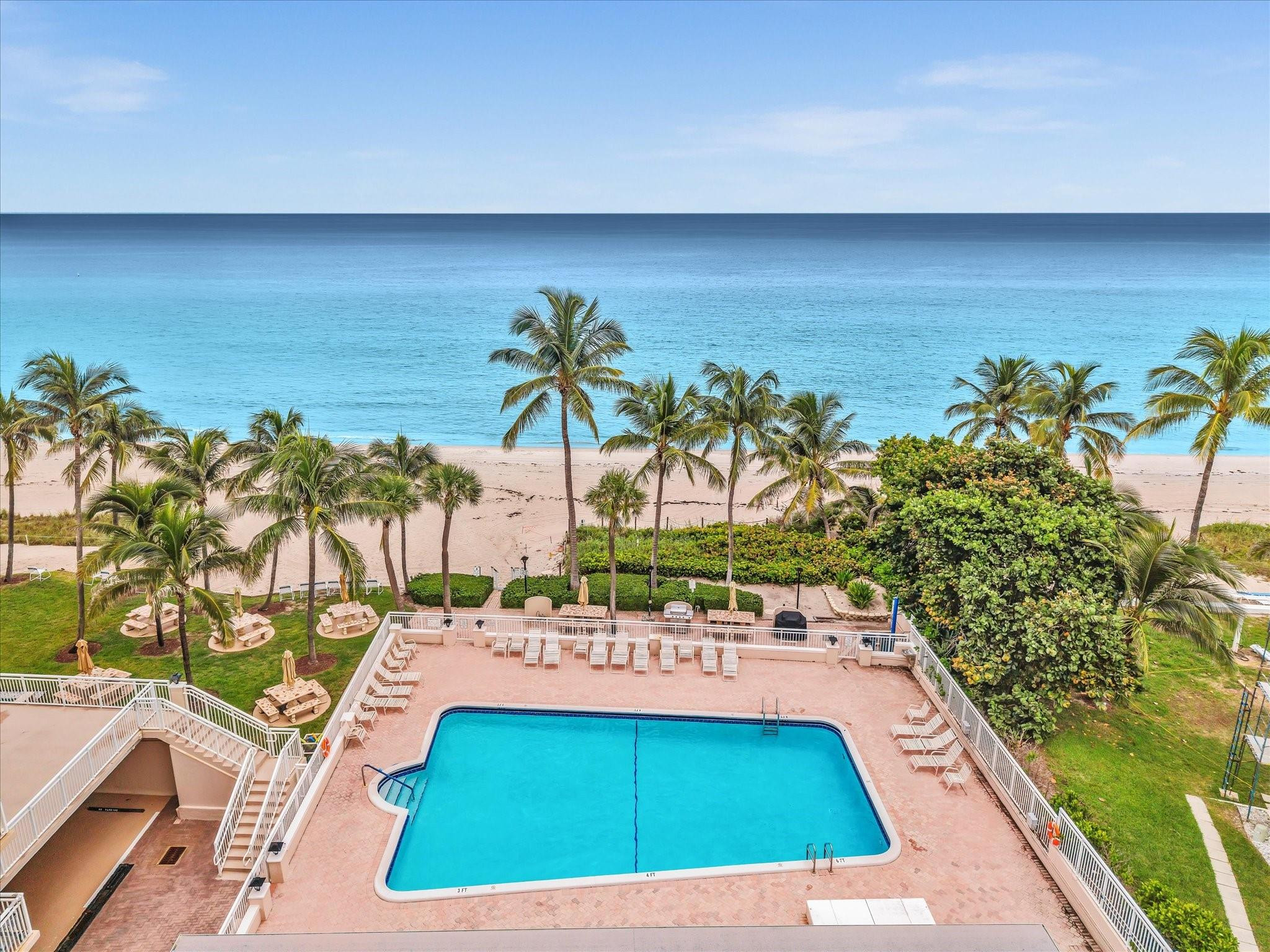 1051 Hillsboro Mile 907E