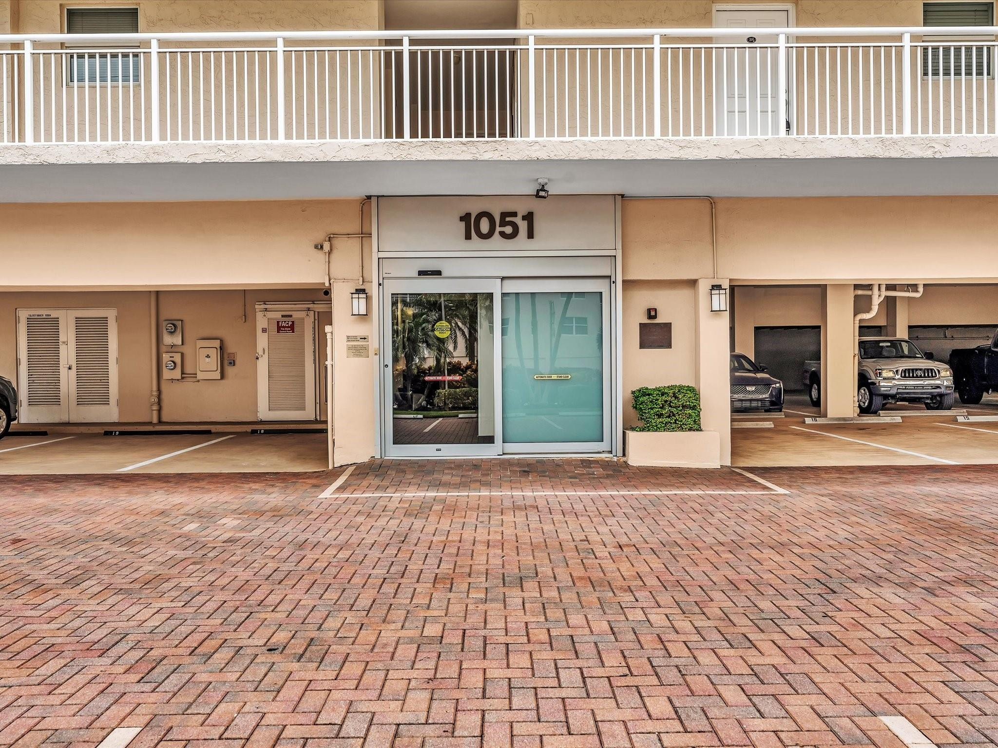 1051 Hillsboro Mile 907E