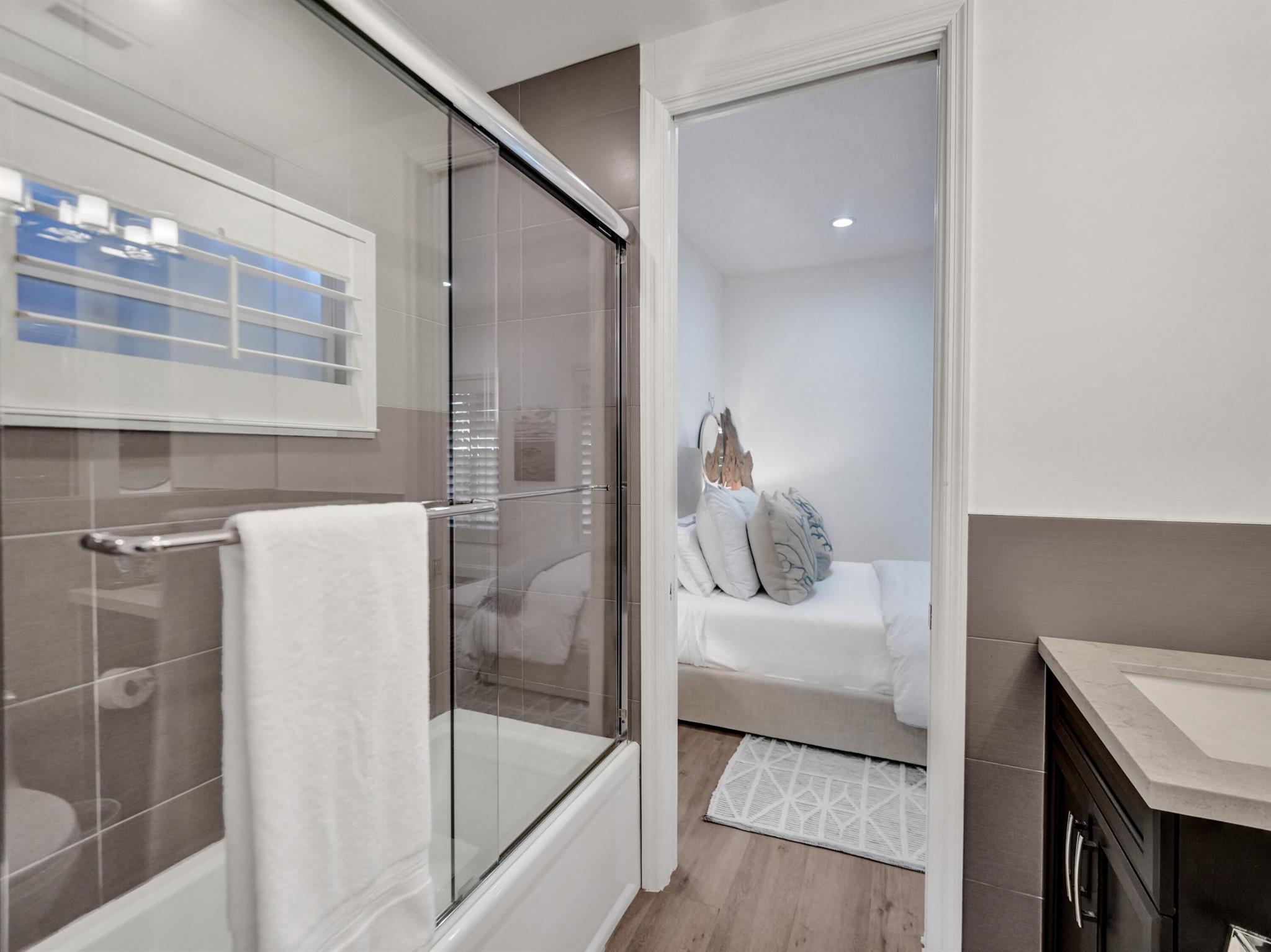 3730 NE 27th Terrace