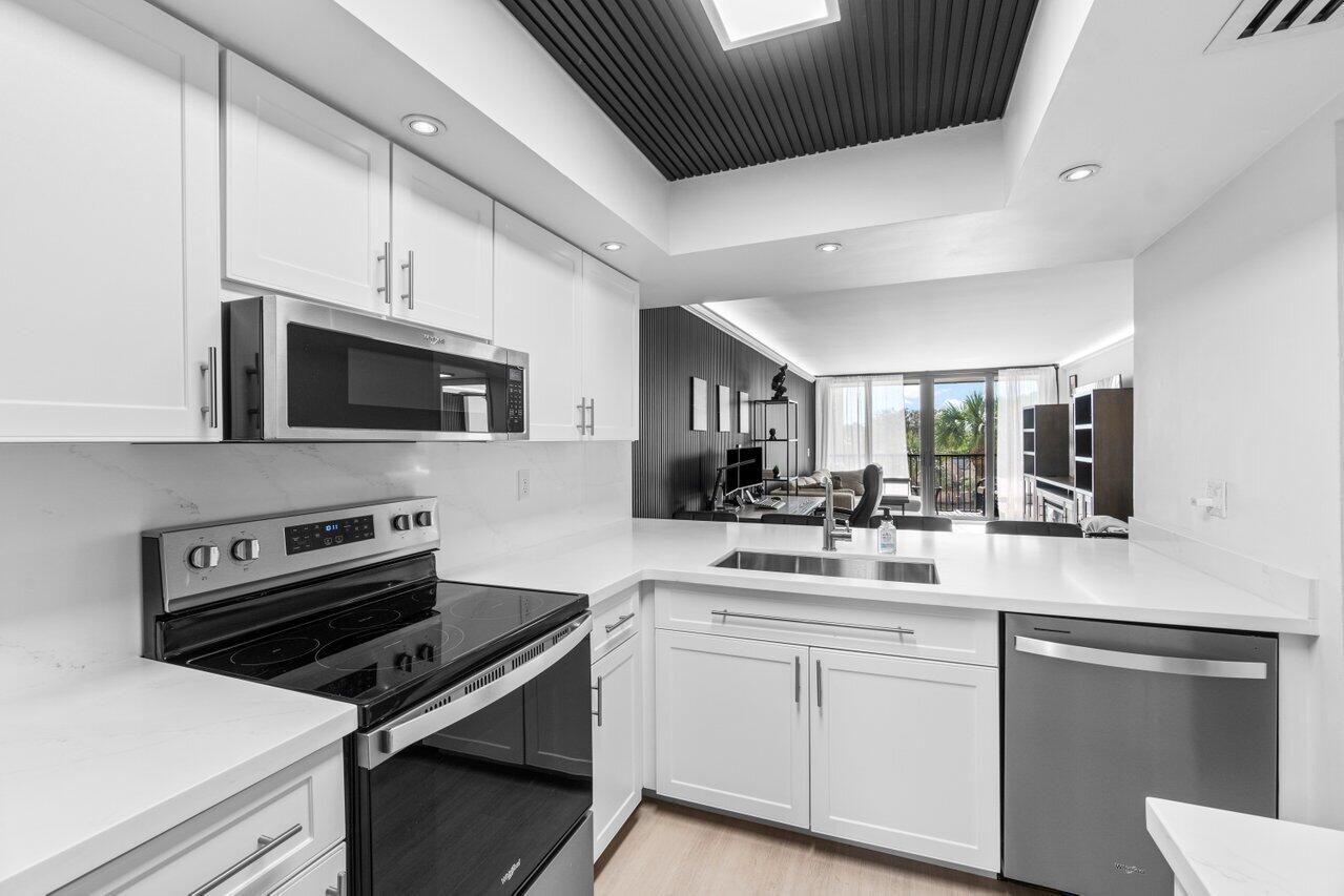 18 Royal Palm Way 304