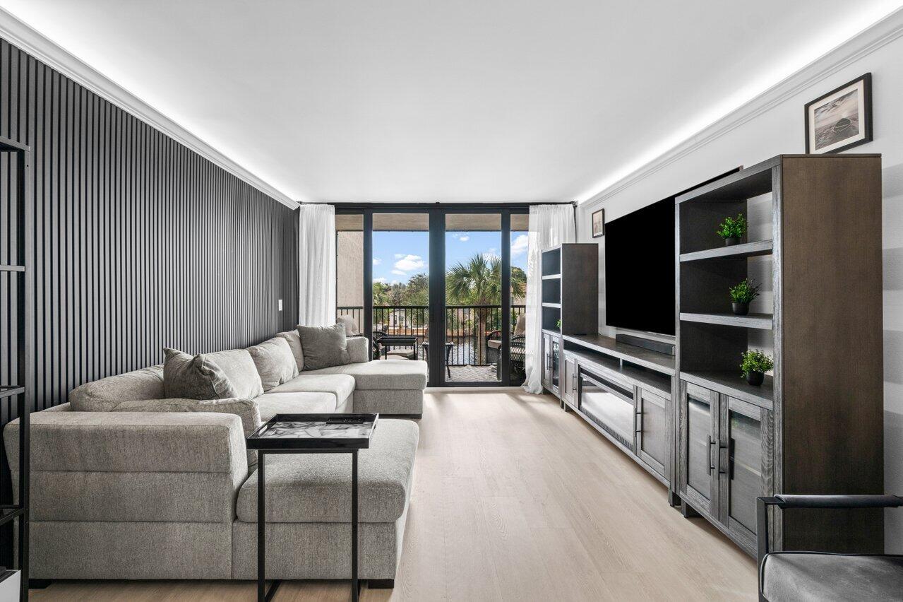 18 Royal Palm Way 304