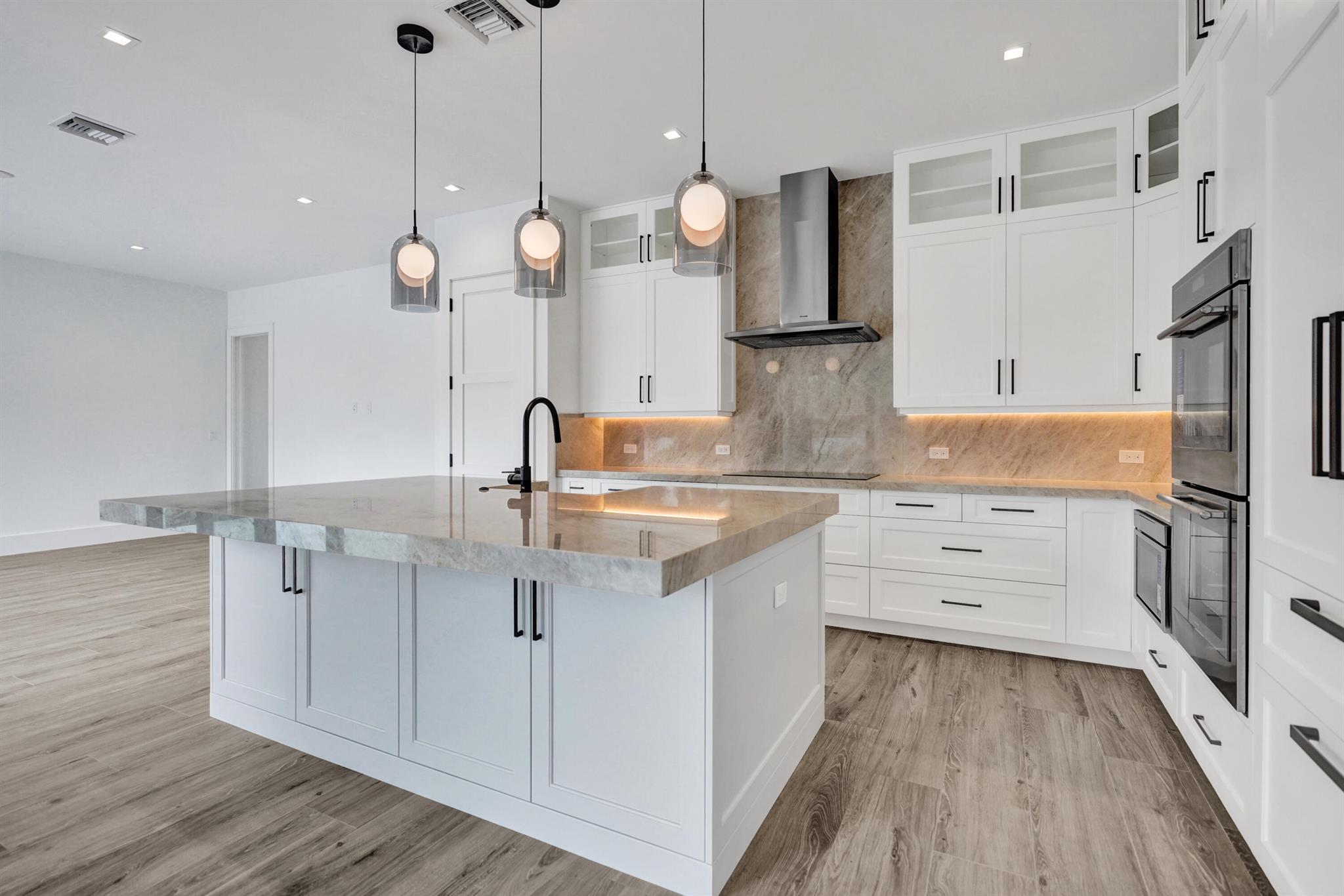 4451 NE 27th Terrace