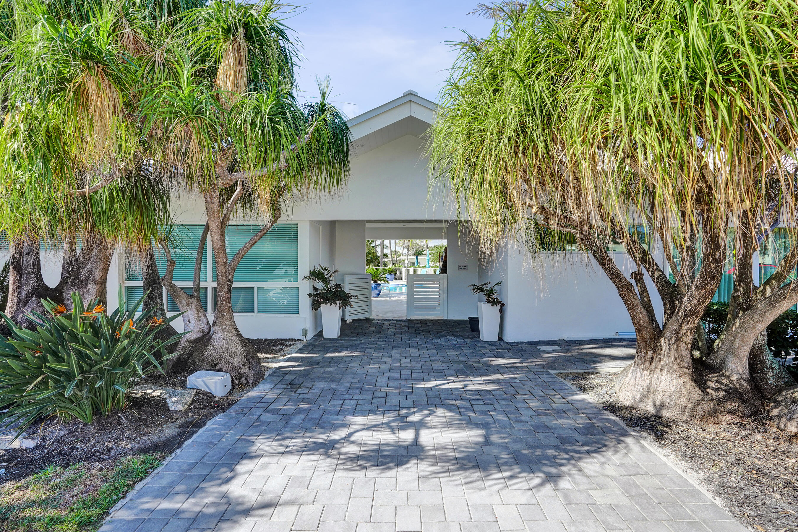 1212 Hillsboro Mile Villa 14