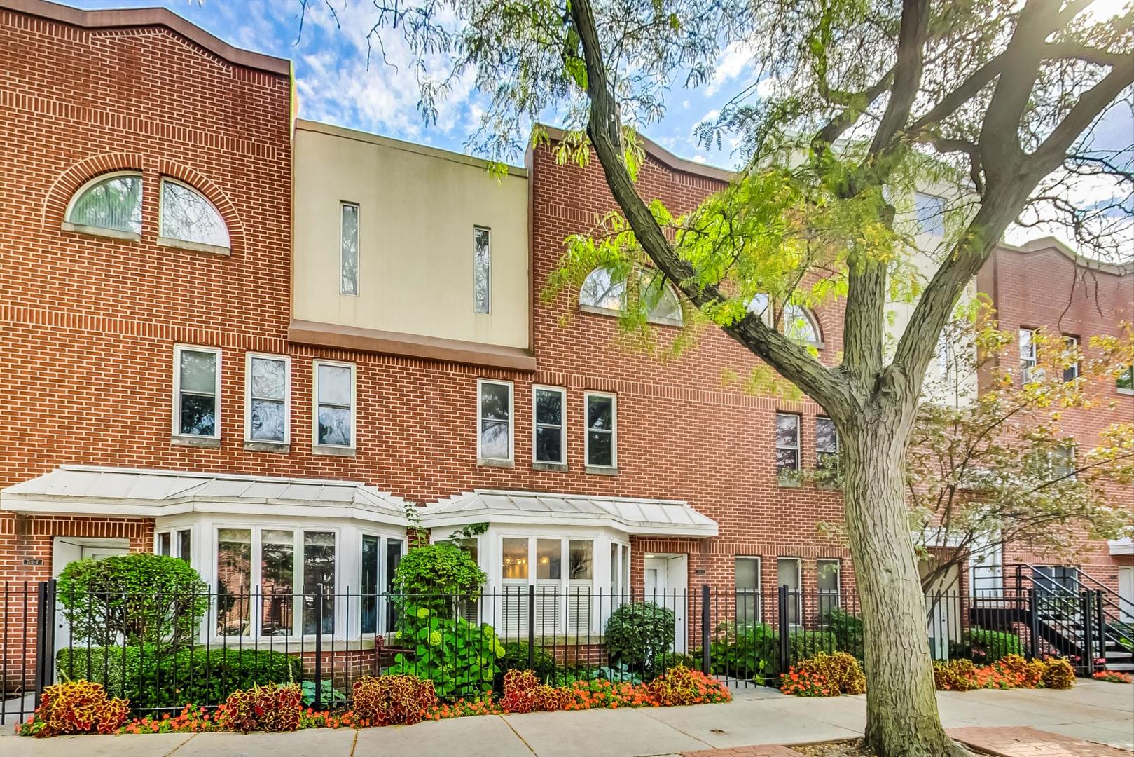 701 S Carpenter Street Unit: G