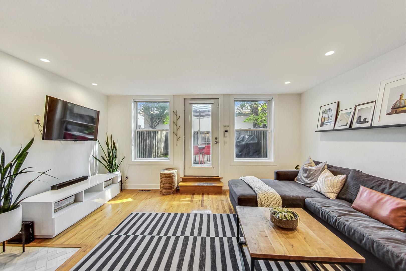 701 S Carpenter Street Unit: G