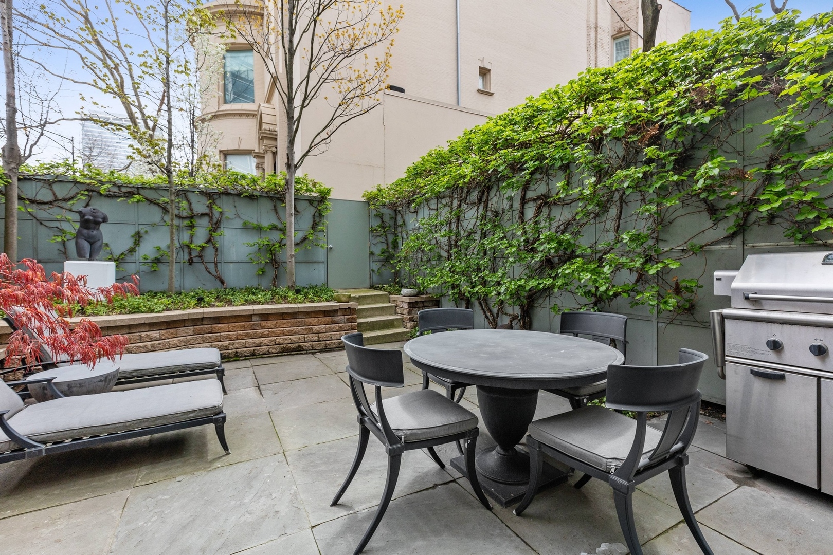 141 W SCHILLER Street